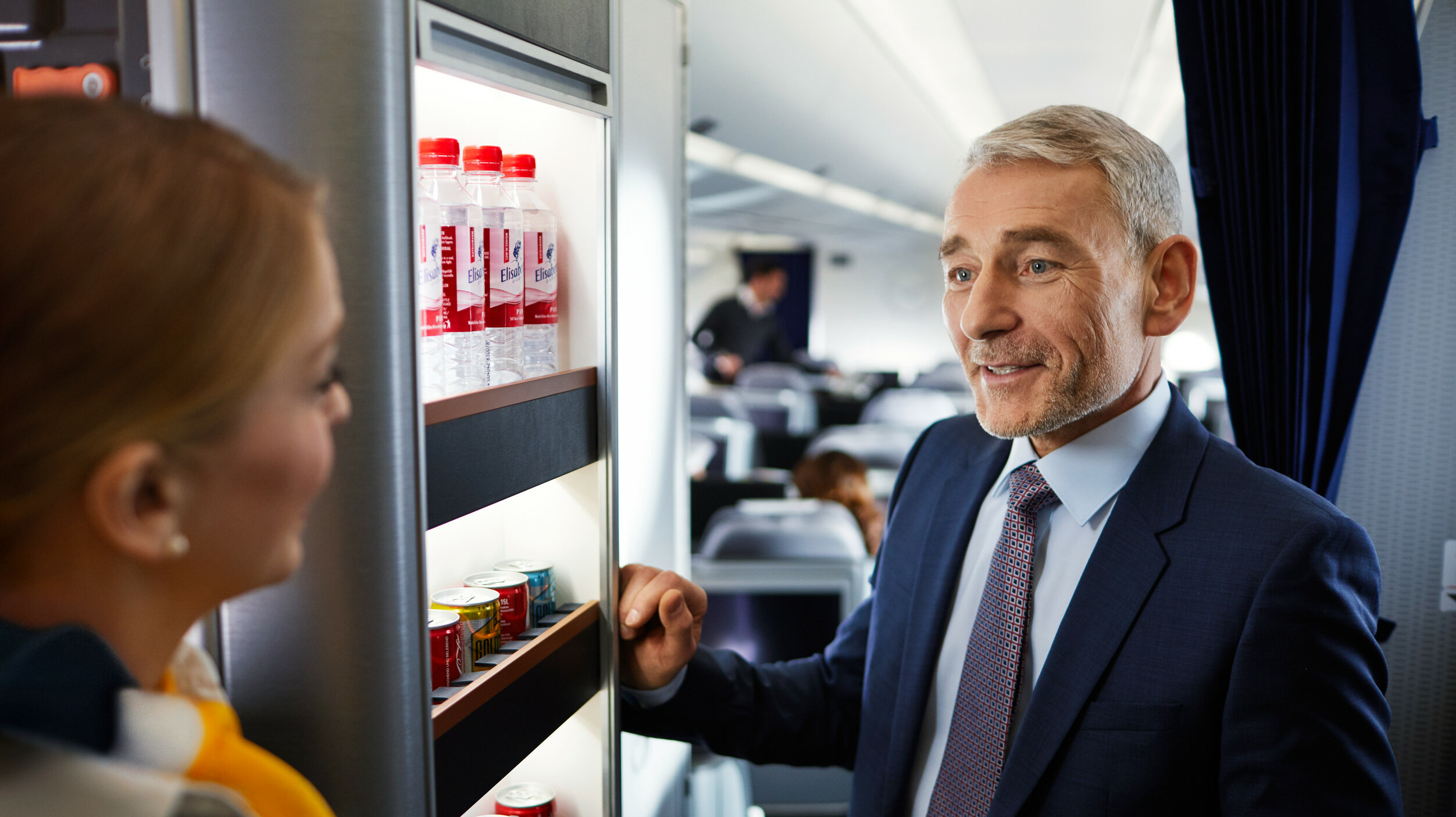 Passagier und Flugbegleiterin im Gespräch