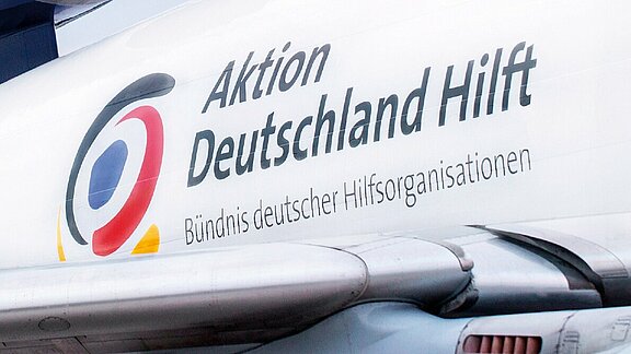 Leitwerk und Rumpfteil einer MD11F der Lufthansa Cargo mit dem Logo der "Aktion Deutschland Hilft"