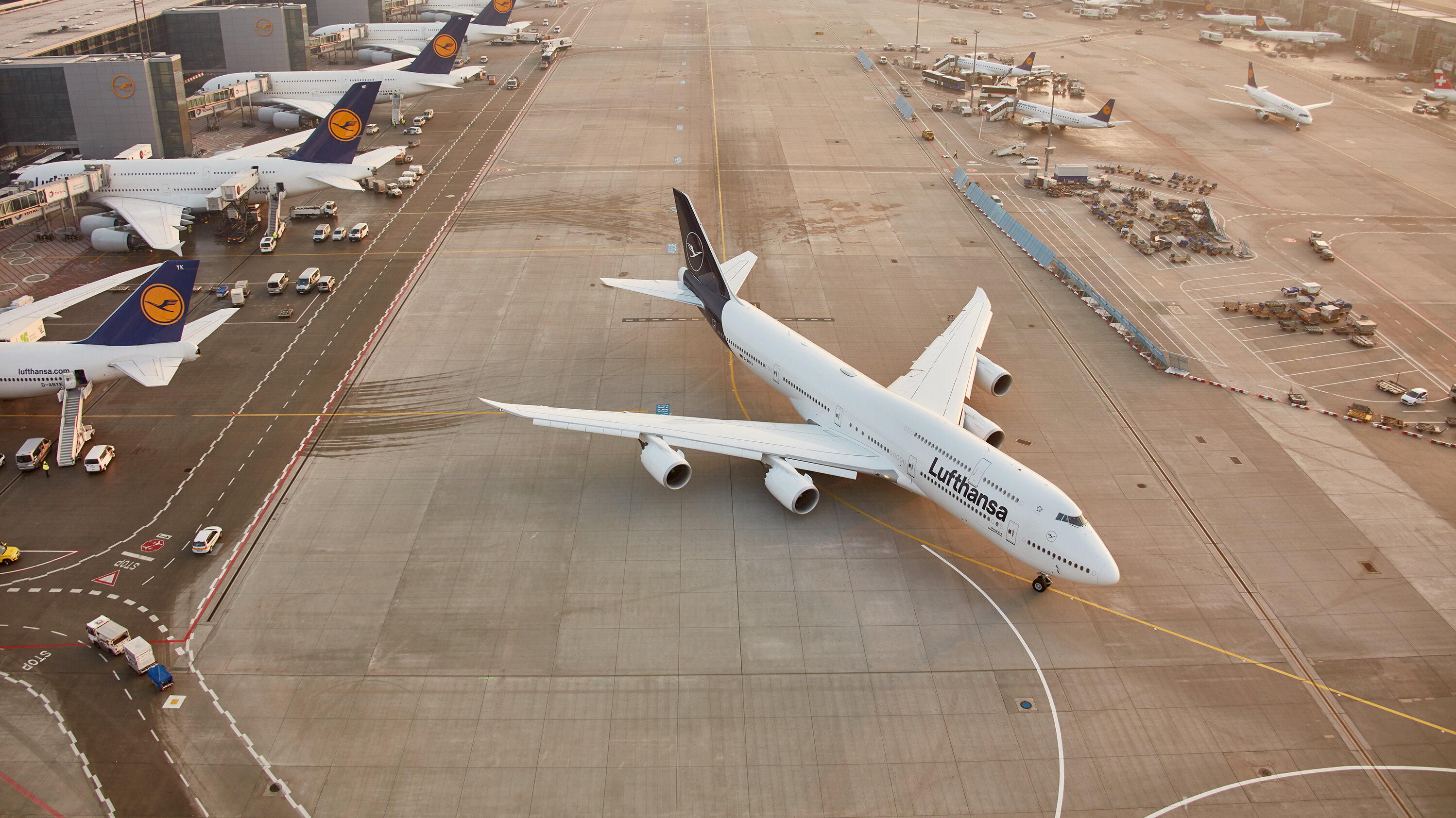 Eine Boeing 747 auf dem Weg zum Start am Frankfurter Flughafen Eine Boeing 747 auf dem Weg zum Start am Frankfurter Flughafen