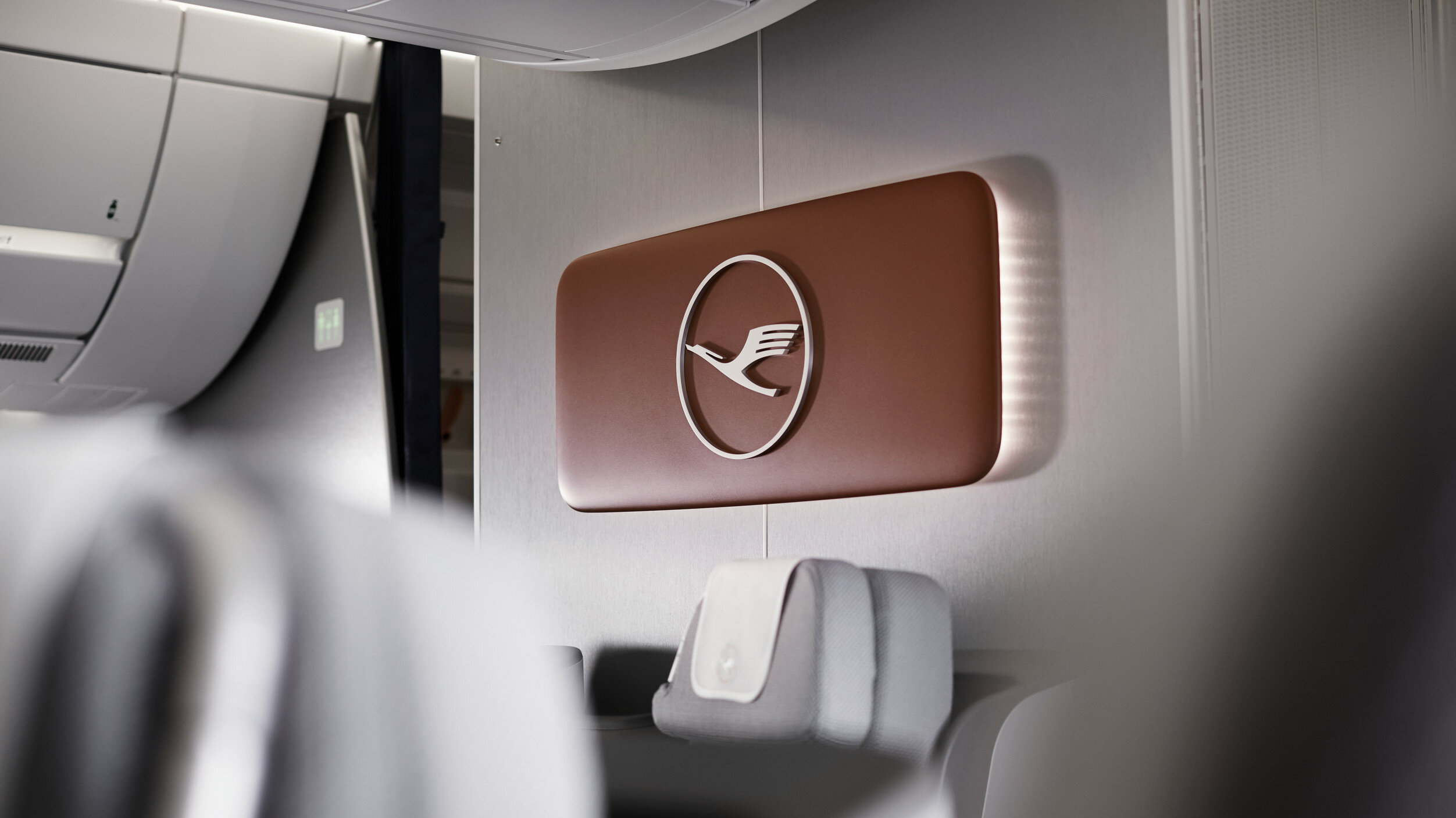 Lufthansa Logo an Kabineninnenwand