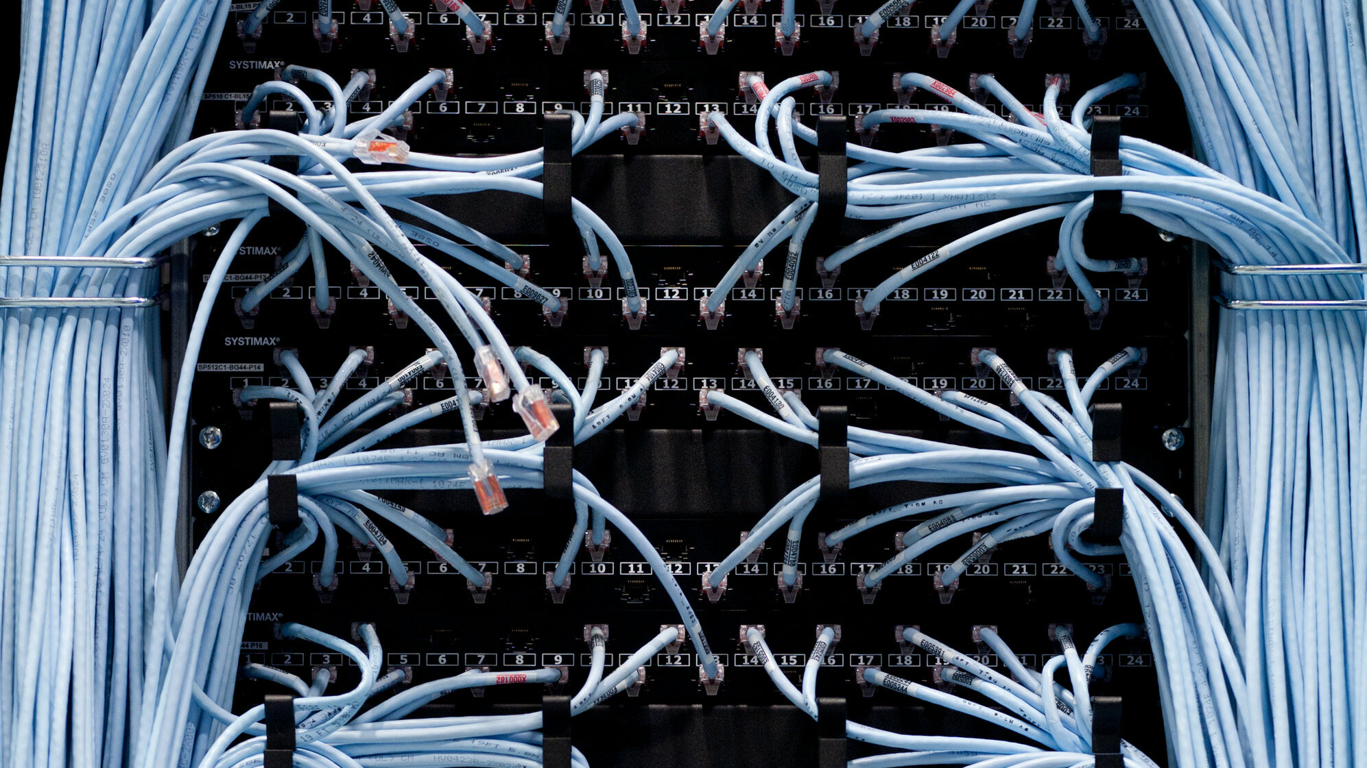 Verkabelung eines Servers mit einigen losen Steckern Verkabelung eines Servers mit einigen losen Steckern
