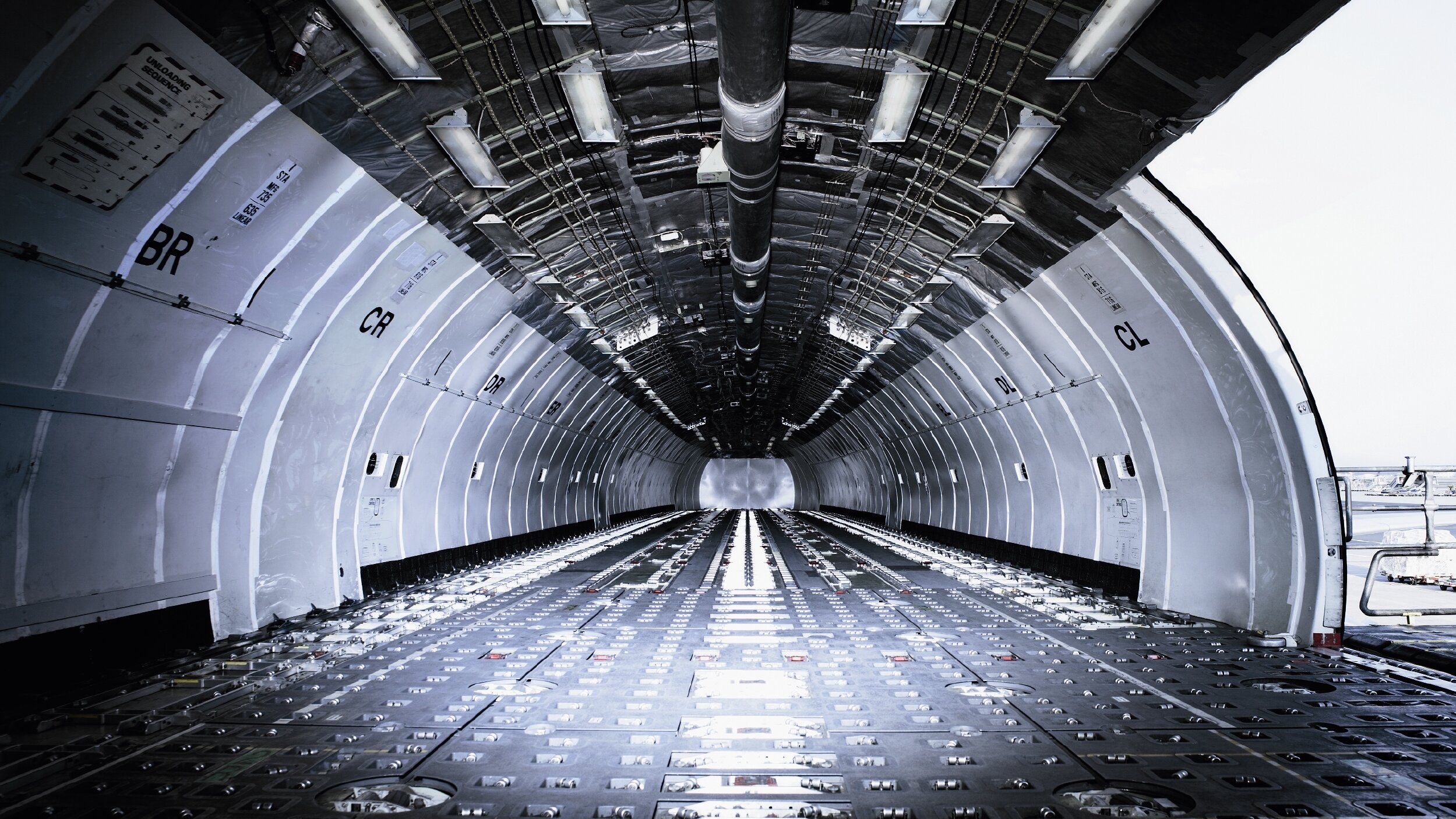 Leerer Frachtinnenraum einer MD11