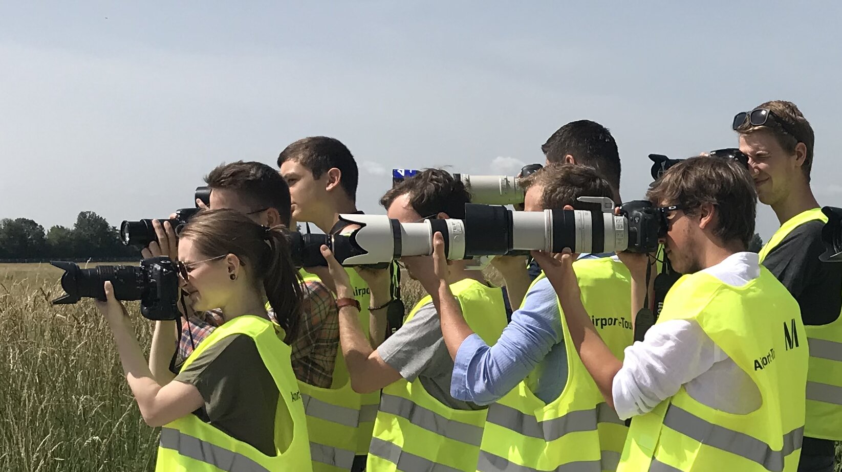 Eine Gruppe von Jugendlichen mit Fotokameras