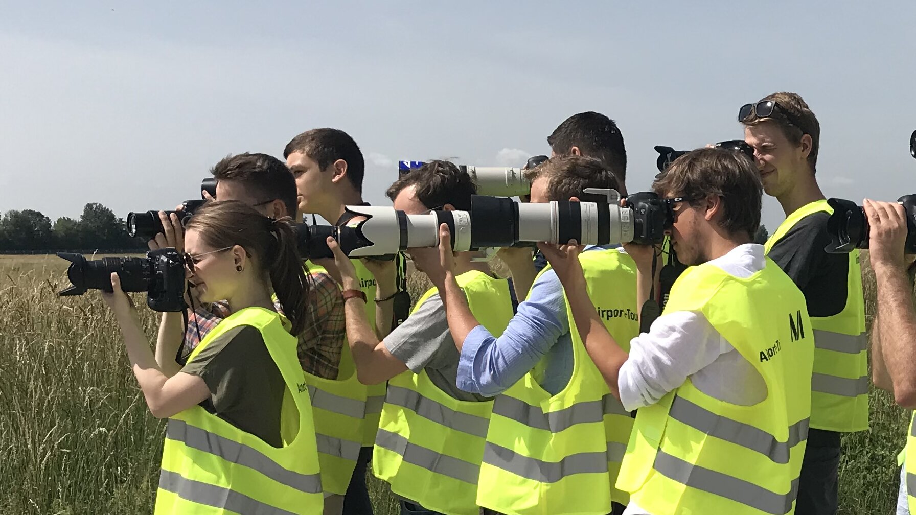 Eine Gruppe von Jugendlichen mit Fotokameras Eine Gruppe von Jugendlichen mit Fotokameras