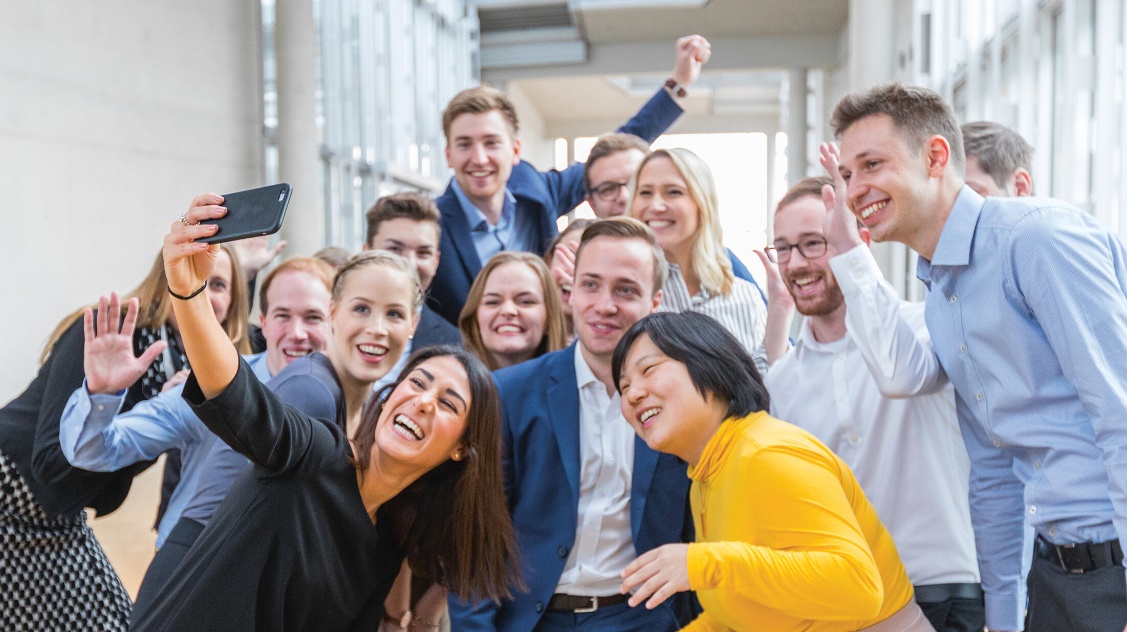 Mehrere Personen posieren für ein Selfie