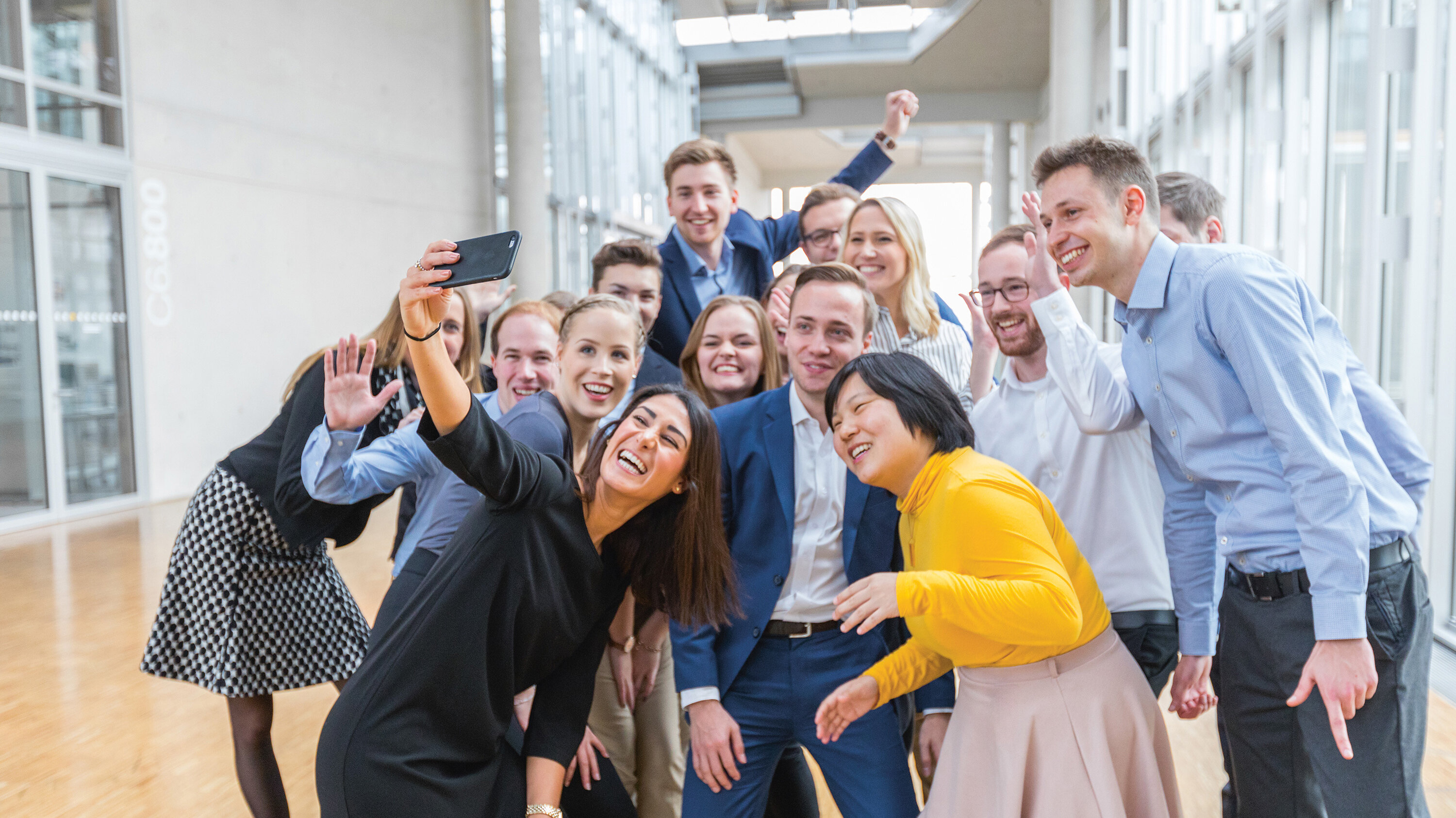 Mehrere Personen posieren für ein Selfie