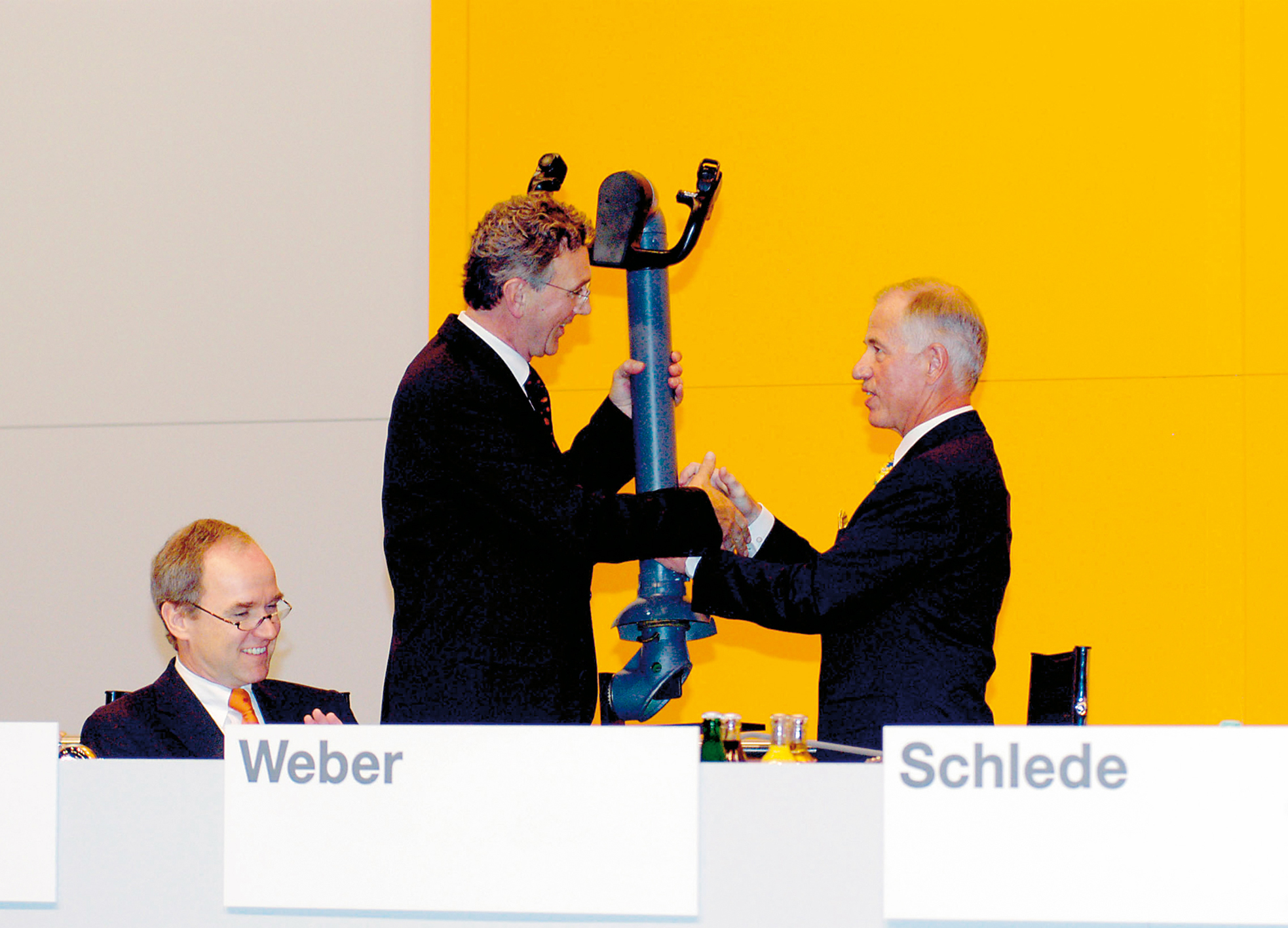 Jürgen Weber übergab das Steuerhorn an seinen Nachfolger, den neuen Vorstandsvorsitzenden der Lufthansa Wolfgang Mayrhuber.
