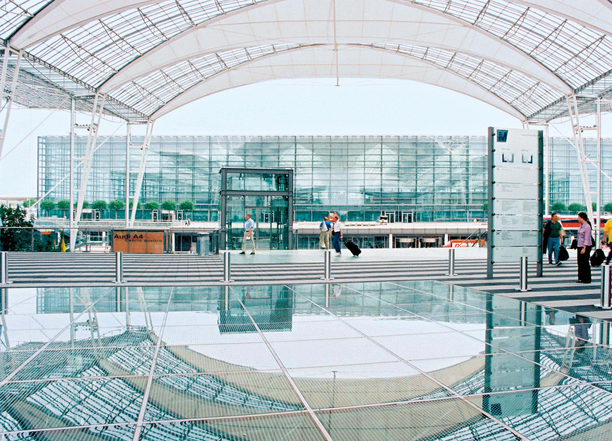 Das Lufthansa-Terminal in München, das eine sonst von keiner Drehscheibe in Europa erreichte Mindestumsteigezeit von 30 Minuten realisiert.