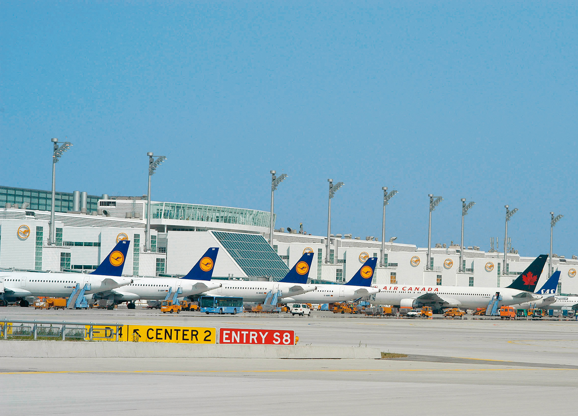 Das Terminal verfügt über eine eigene Vorfeldfläche und Abstellpositionen für 75 Flugzeuge.