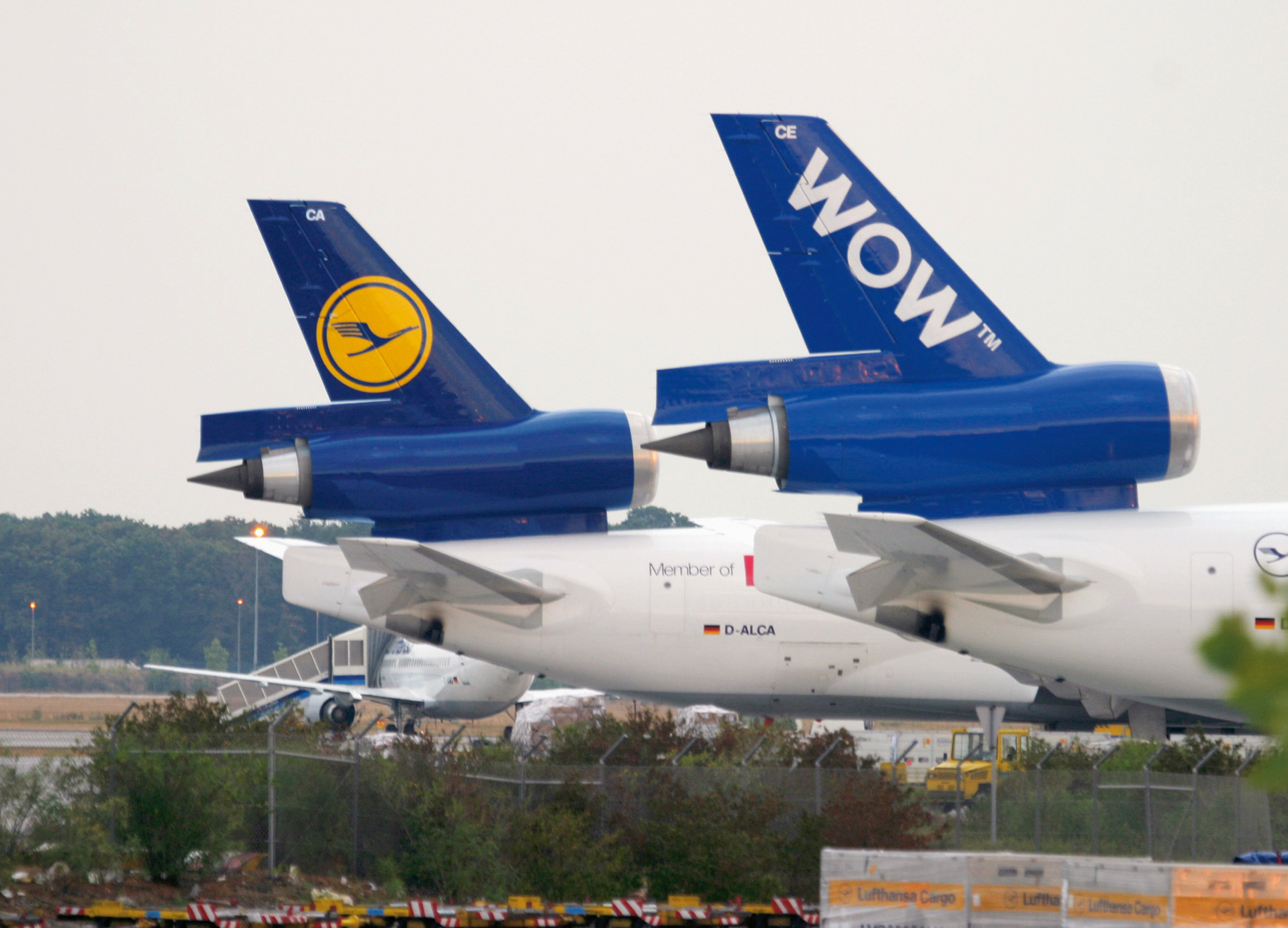 Zwei MD-11F der Lufthansa Cargo: eine Maschine mit der Bemalung der Cargo-Allianz WOW.