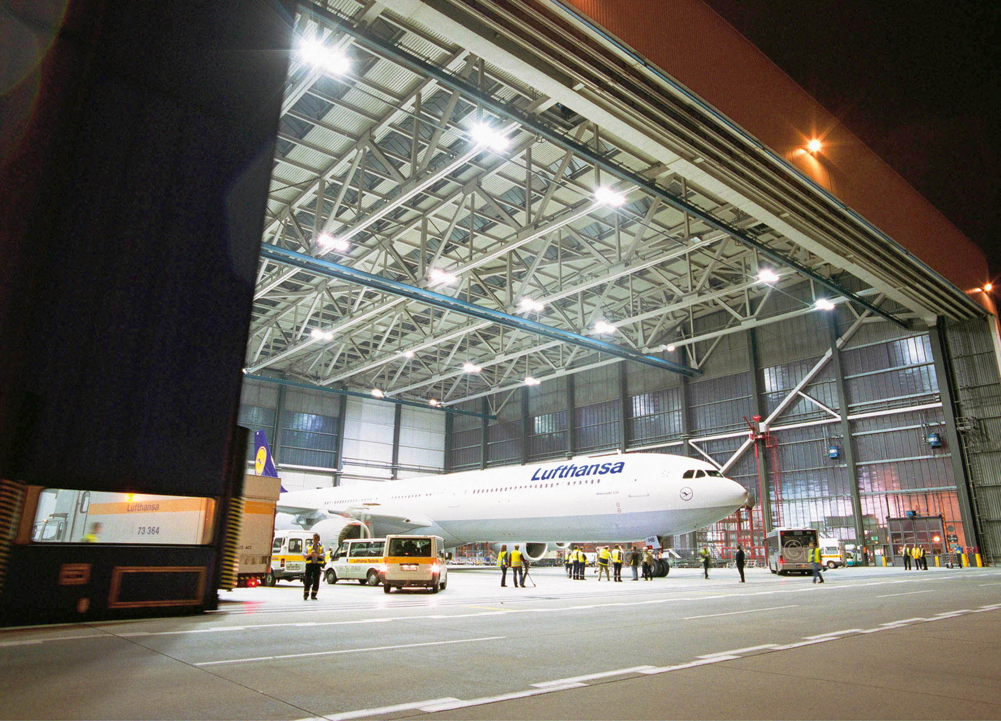 Roll-in des ersten Lufthansa-Airbus A340-600. Die Flotte der Lufthansa zählt zu den jüngsten und umweltfreundlichsten der Weltluftfahrt.