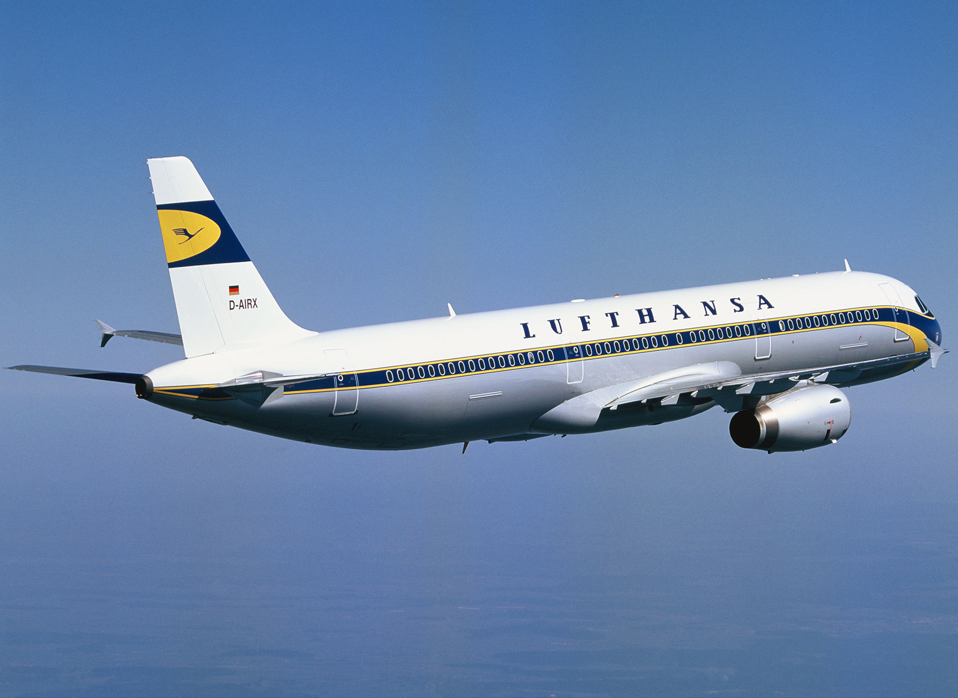Der Airbus A321-100 „D-AIRX“ zieht mit einer Sonderlackierung die Blicke auf sich. Zum 50 Jahrestag der Wiederaufnahme des Flugbetriebs wurde er in den Traditionsfarben der Lufthansa lackiert.