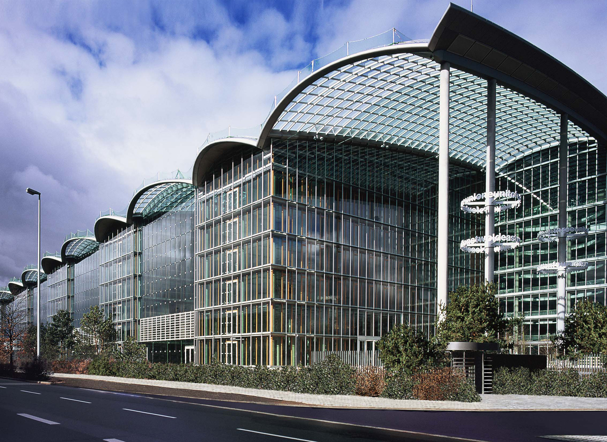 Das Lufthansa Aviation Center in Frankfurt wird im Juli 2006 offiziell eröffnet. Auf sechs Stockwerken bietet es Platz für 1.800 Mitarbeiter.