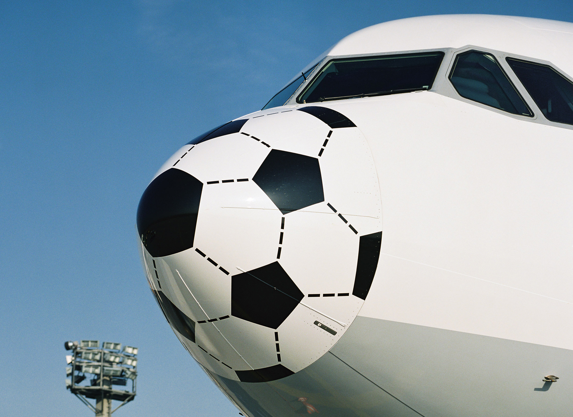 Anlässlich der Fußballweltmeisterschaft in Deutschland werben Flugzeuge aus allen Lufthansa-Flotten mit einer Sonderlackierung im klassischen schwarz-weißen Fußballmuster für das Gastgeberland.