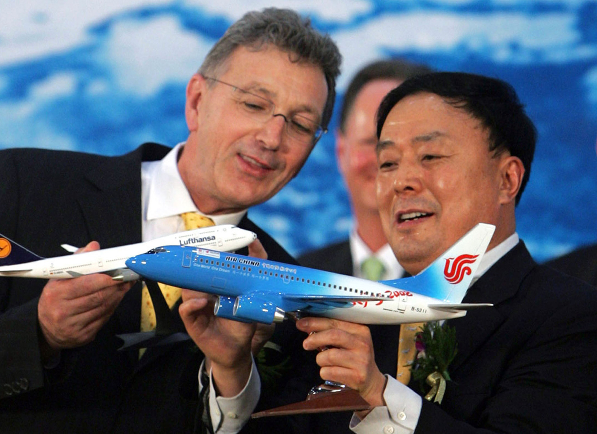 Wolfgang Mayrhuber und Li Jiaxiang besiegeln am 22. Mai 2006 in Peking die Verlängerung des Codeshare-Abkommens zwischen Lufthansa und Air China.