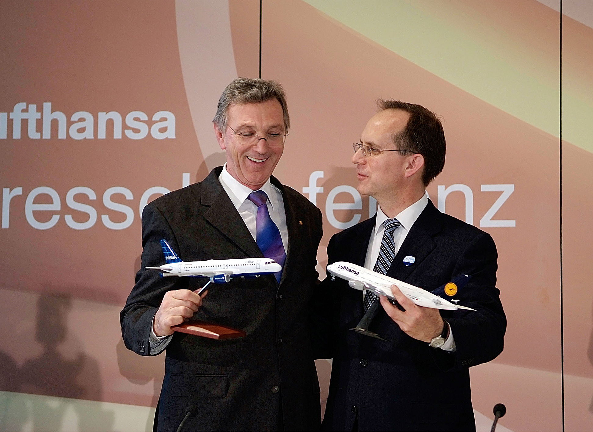 Auf einer Pressekonferenz am 14.12.2007 geben Wolfgang Mayrhuber, Vorstandsvorsitzender der Lufthansa, und Dave Barger, CEO von JetBlue, eine 19-prozentige Beteiligung von Lufthansa an JetBlue Airways bekannt.