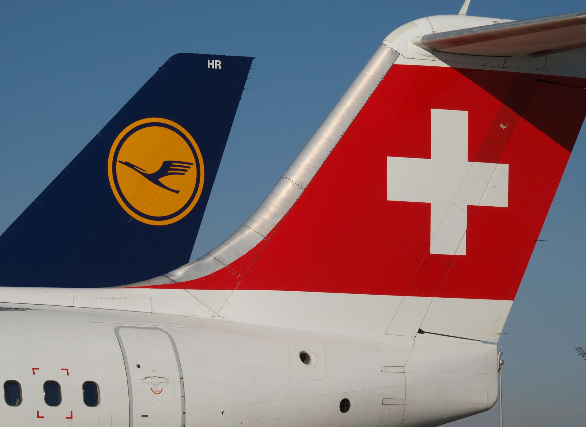 Flugzeuge der SWISS und der Lufthansa auf dem Flughafen München.
