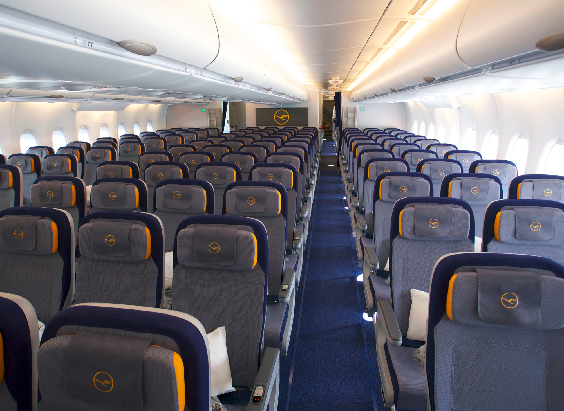 Im Hauptdeck der A380 bieten die 420 Sitze der Economy Class in beeindruckendem Raummaß mehr Komfort als je zuvor.
