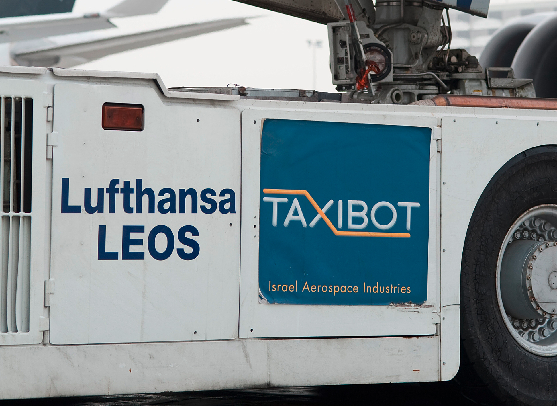 TaxiBot ist ein stangenloser, 800 PS starker, diesel-elektrisch betriebener Flugzeugschlepper, für Schleppvorgänge mit ausgeschalteten Triebwerken vom Gate zur Startbahn.