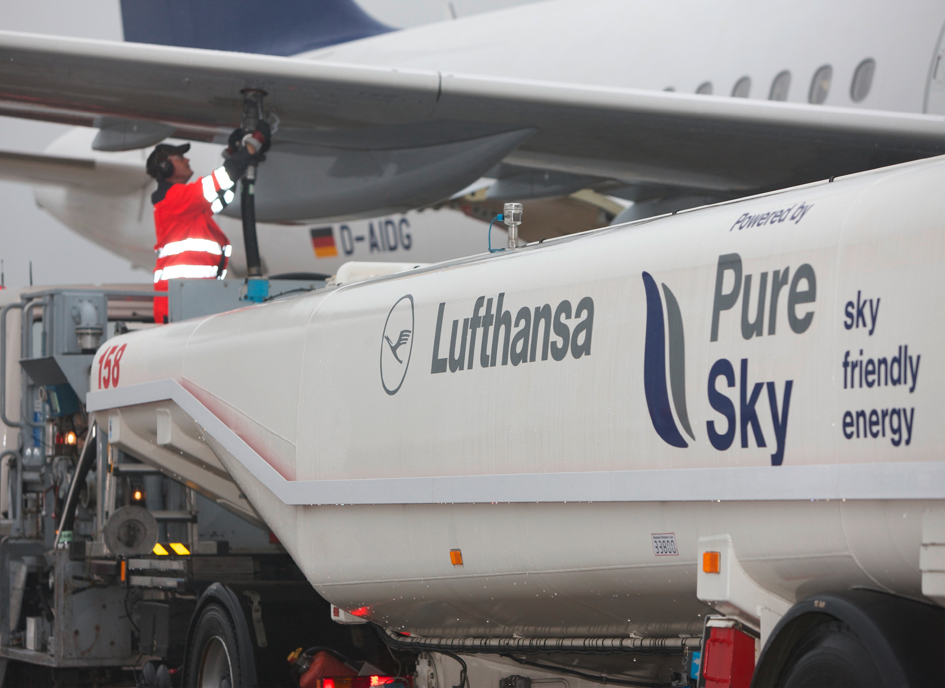 Betankung der A321 mit Biofuel: Am 15. Juli 2011 beginnt der sechsmonatige Biotreibstoff-Test.