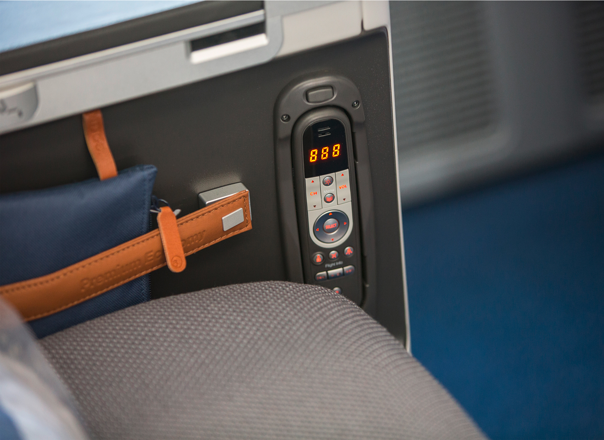 Der neue Premium Economy- Sitz ist je nach Flugzeugtyp um bis zu drei Zentimeter breiter und hat eine eigene, breite Armlehne an jedem Sitz für mehr Privatsphäre.