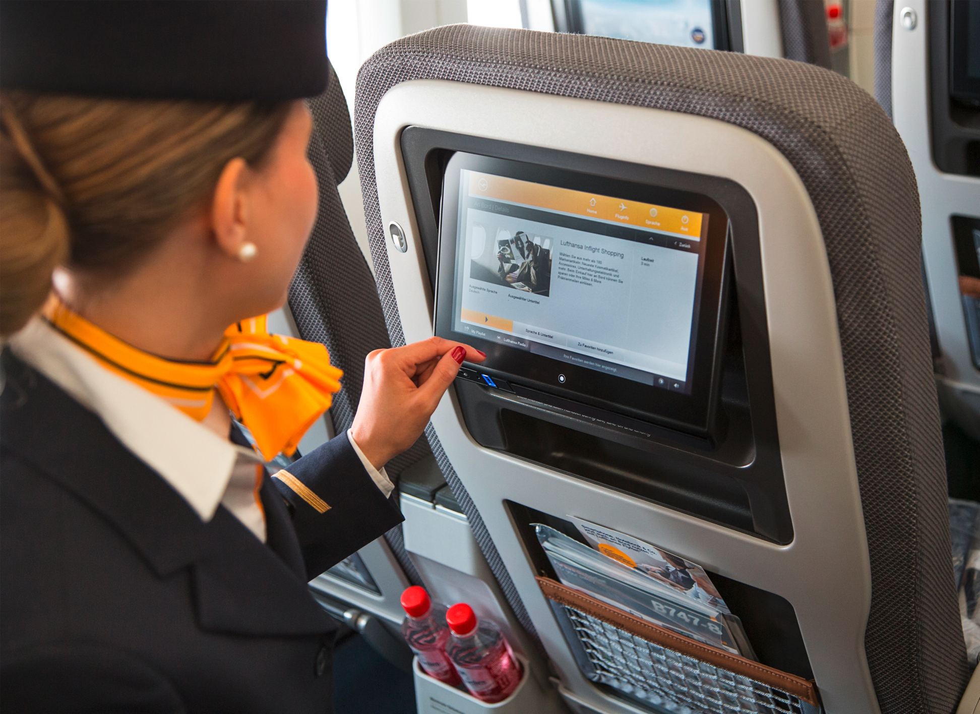 Das umfangreiche Bordunterhaltungsprogramm können die Fluggäste über den eigenen Touchscreen-Bildschirm im Vordersitz bedienen.