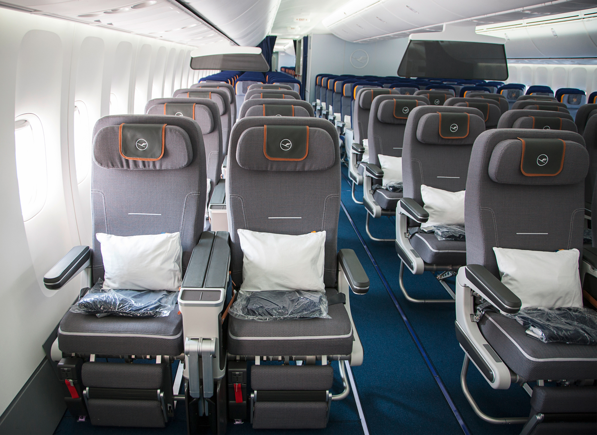 35 Jahre nach Einführung der Business Class bietet Lufthansa ihren Gästen wieder eine neue Reiseklasse: Die neue Premium Economy Class bietet deutlich mehr Platz, Komfort und viele zusätzliche Annehmlichkeiten.