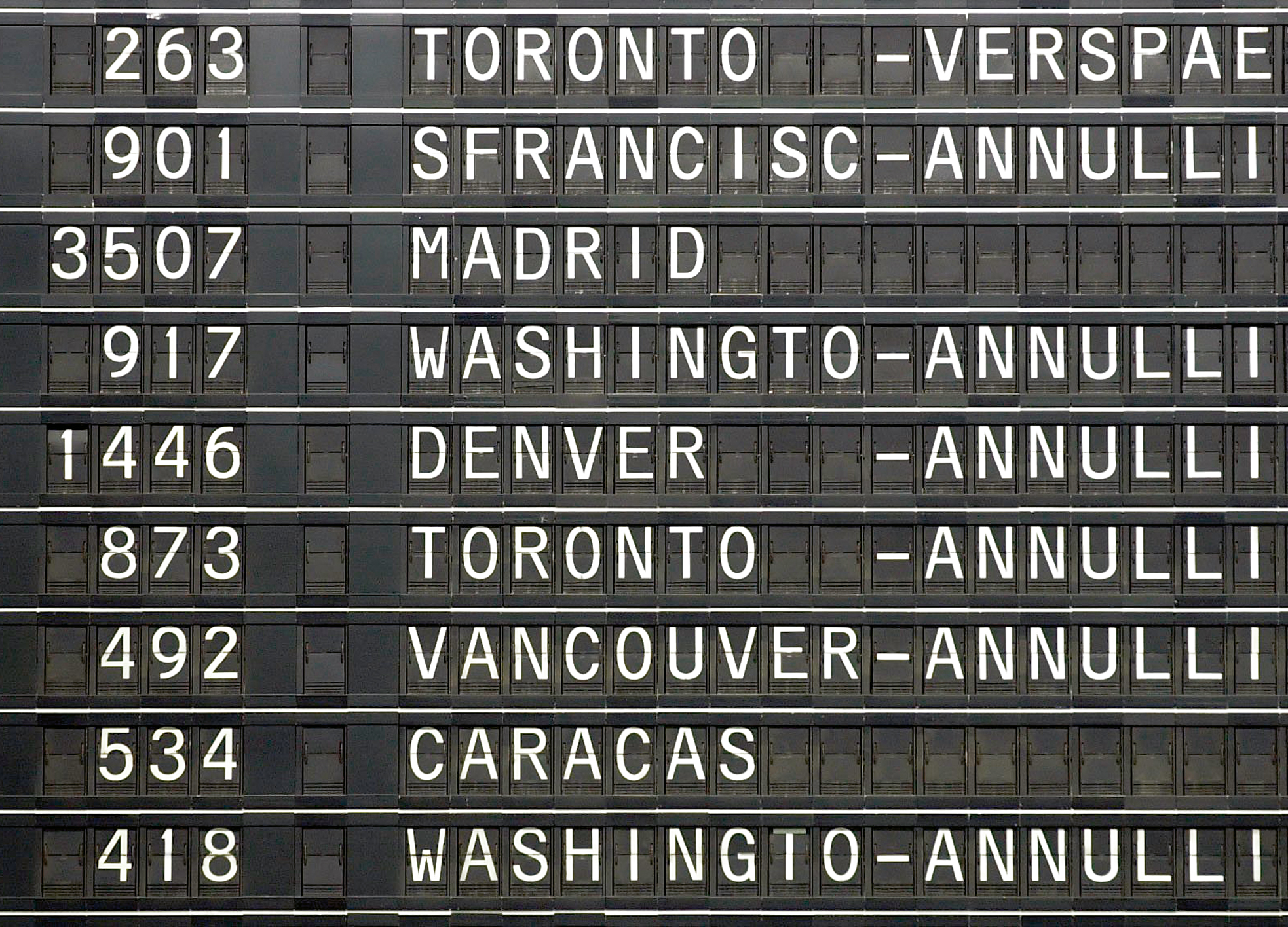 Flughafen Frankfurt/Main am Tag nach den Terroranschlägen in den USA: Wegen der Sperrung des Luftraumes über Nordamerika wurden am 12.September 2001 zahlreiche Lufthansa-Flüge annulliert.