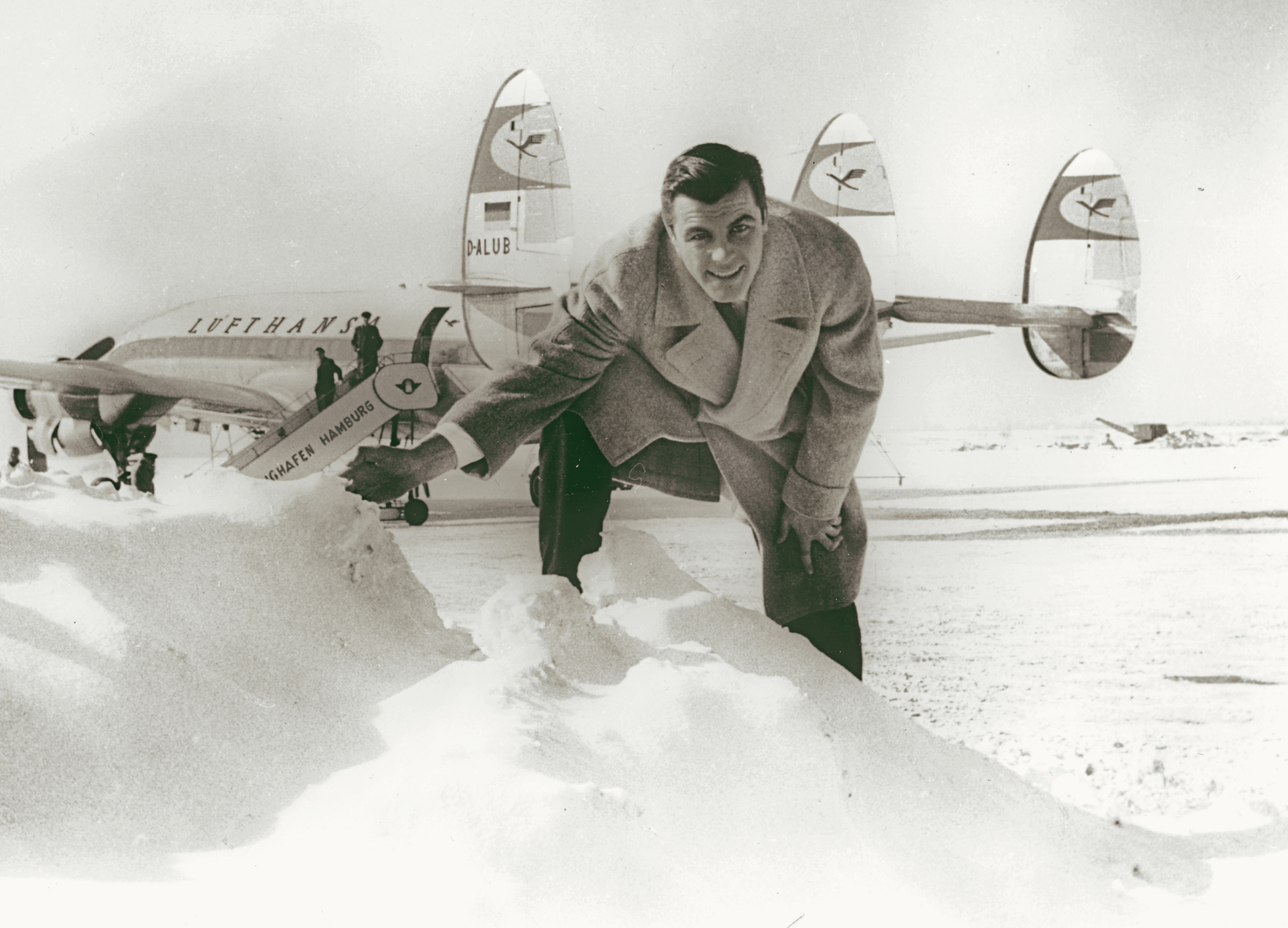 VIP zu Gast bei Lufthansa: Toni Sailer vor einer Lockheed Super Star.