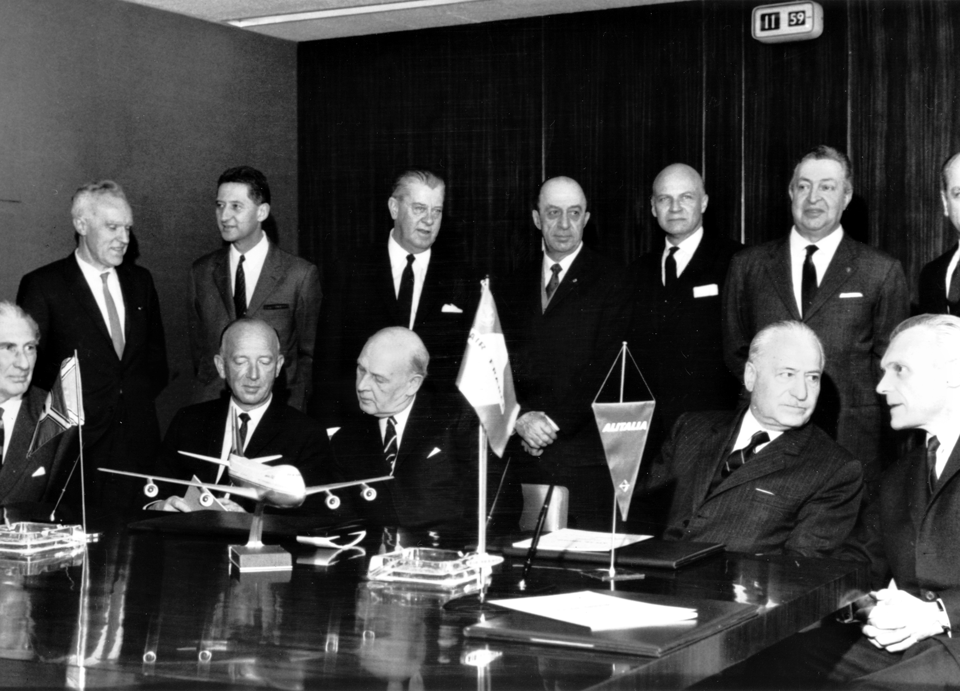 Am 14. März 1969 wurde mit der Unterzeichnung des Gründungsvertrages der ATLAS-Verbund ins Leben gerufen. Für Lufthansa saßen Dr. Culmann und Professor Höltje am Tisch.
