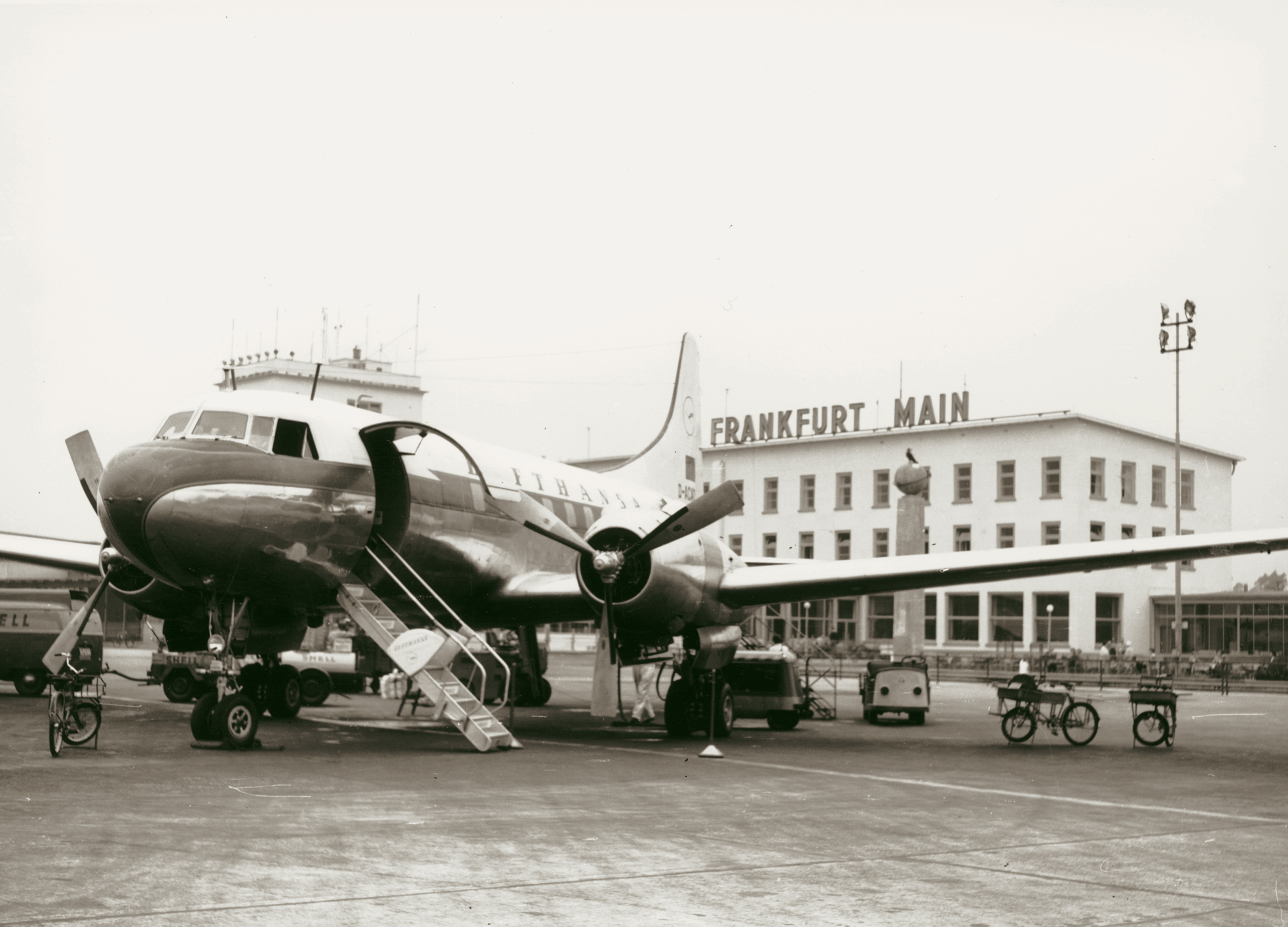 Eine Convair CV 340 vor dem Abfertigungs- gebäude des Flughafens Frankfurt kurz nach Wiederaufnahme des Flugbetriebs.
