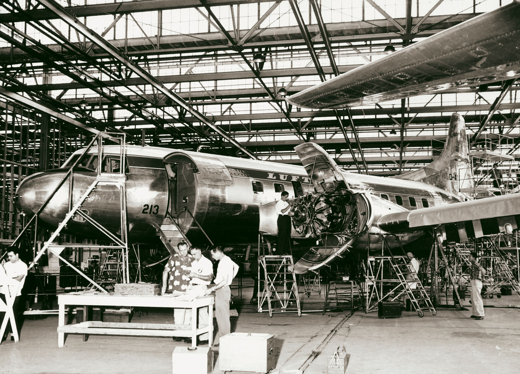 Endmontage der Convair CV 340 im Herstellerwerk in San Diego 1954