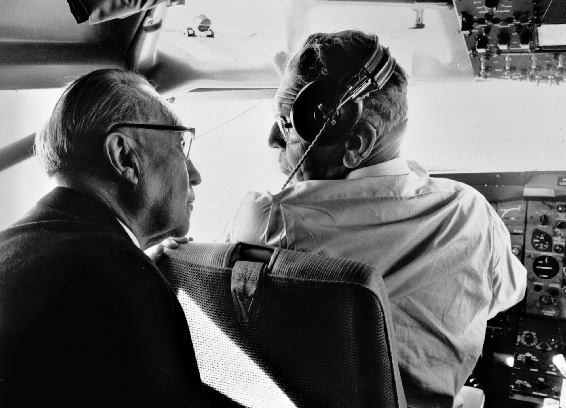 Bundeskanzler Dr. Konrad Adenauer war während seiner Flüge gern gesehener Gast im Cockpit. In Chefpilot Rudolf Mayr fand er einen kompetenten Gesprächspartner: Adenauer interessierte sich sehr für die Fliegerei.