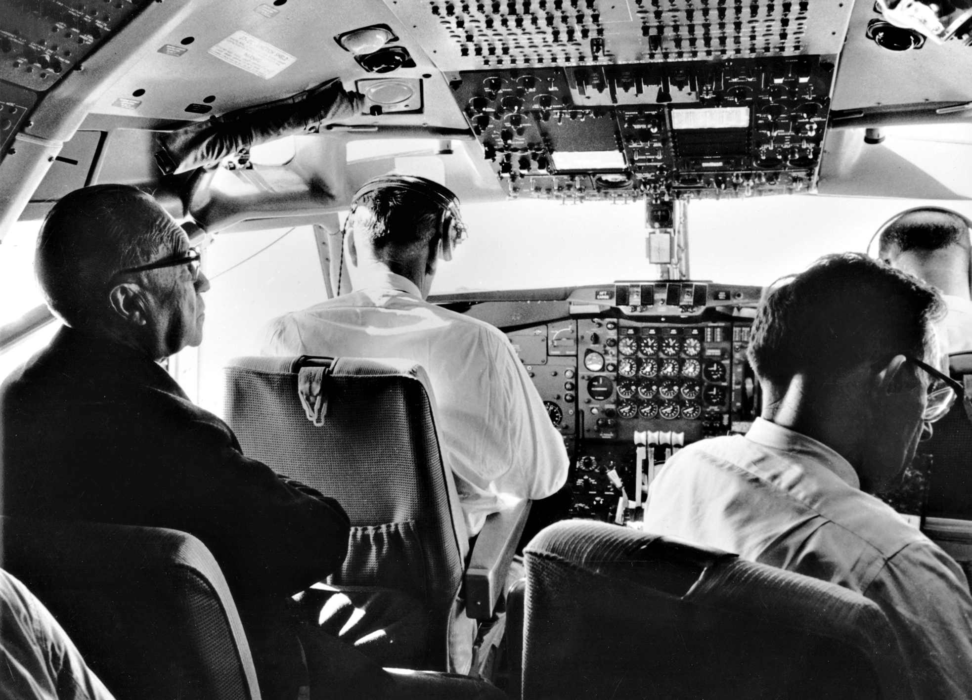 Bundeskanzler Dr. Konrad Adenauer war während seiner Flüge gern gesehener Gast im Cockpit. In Chefpilot Rudolf Mayr fand er einen kompetenten Gesprächspartner: Adenauer interessierte sich sehr für die Fliegerei.