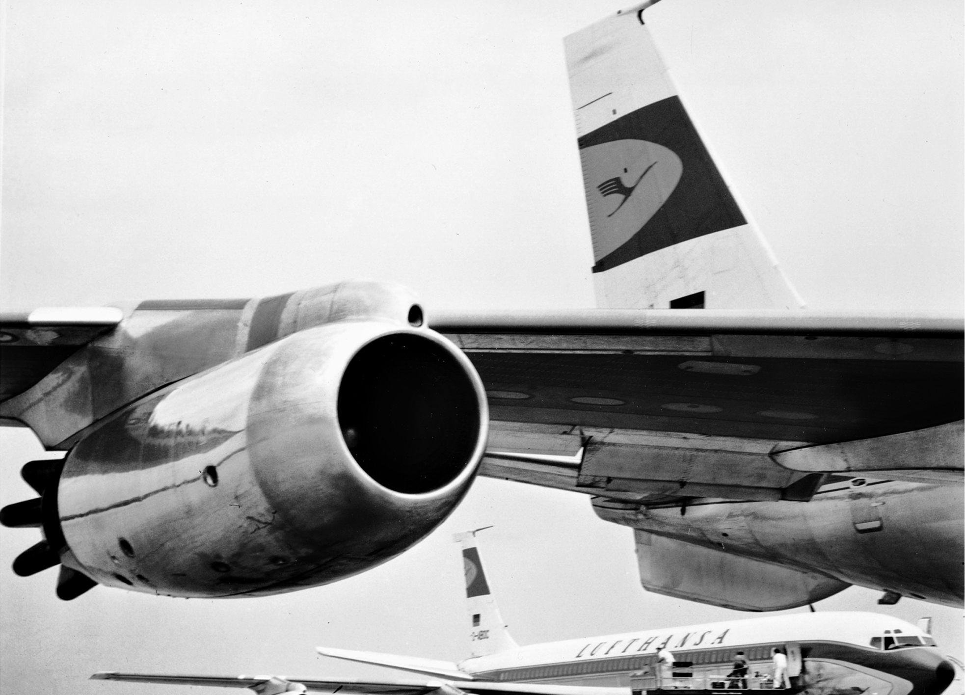 Zwei Technikgenerationen: Propeller- und Düsenflugzeuge.