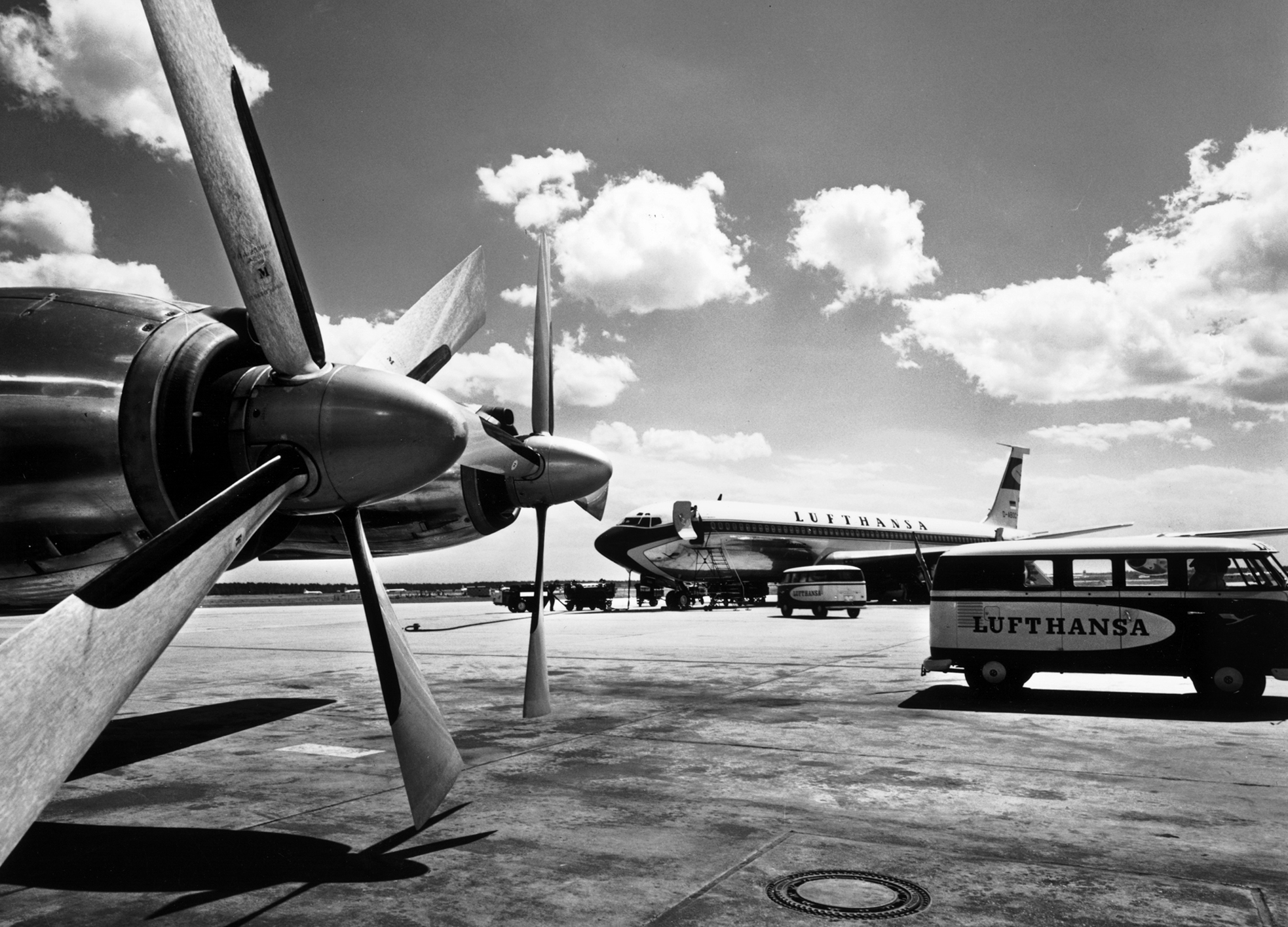 Zwei Technikgenerationen: Propeller- und Düsenflugzeuge.