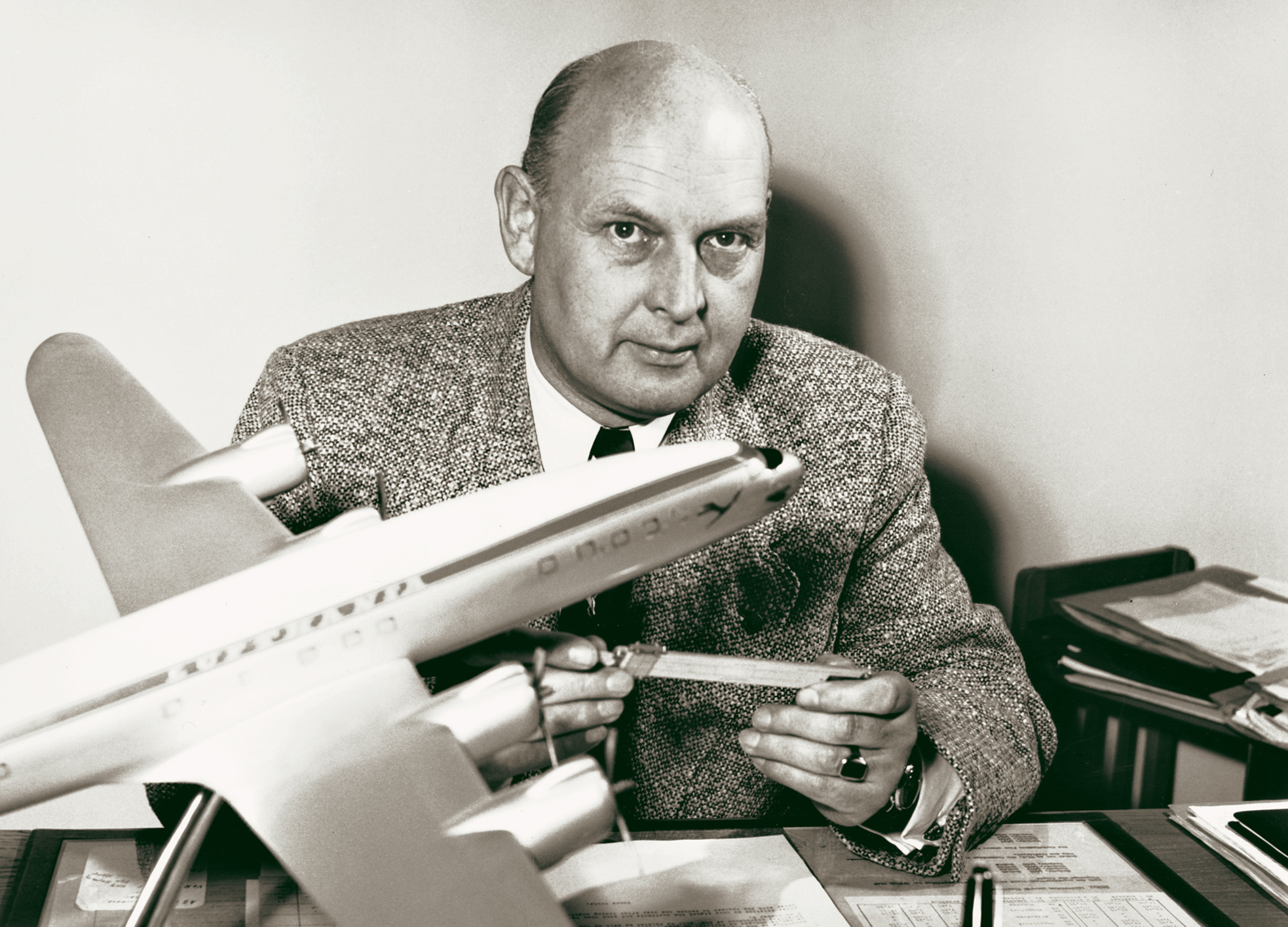 Diplom-Ingenieur Gerhard Höltje, der erfahrene Techniker, entschied über die ersten Flugzeugbestellungen.