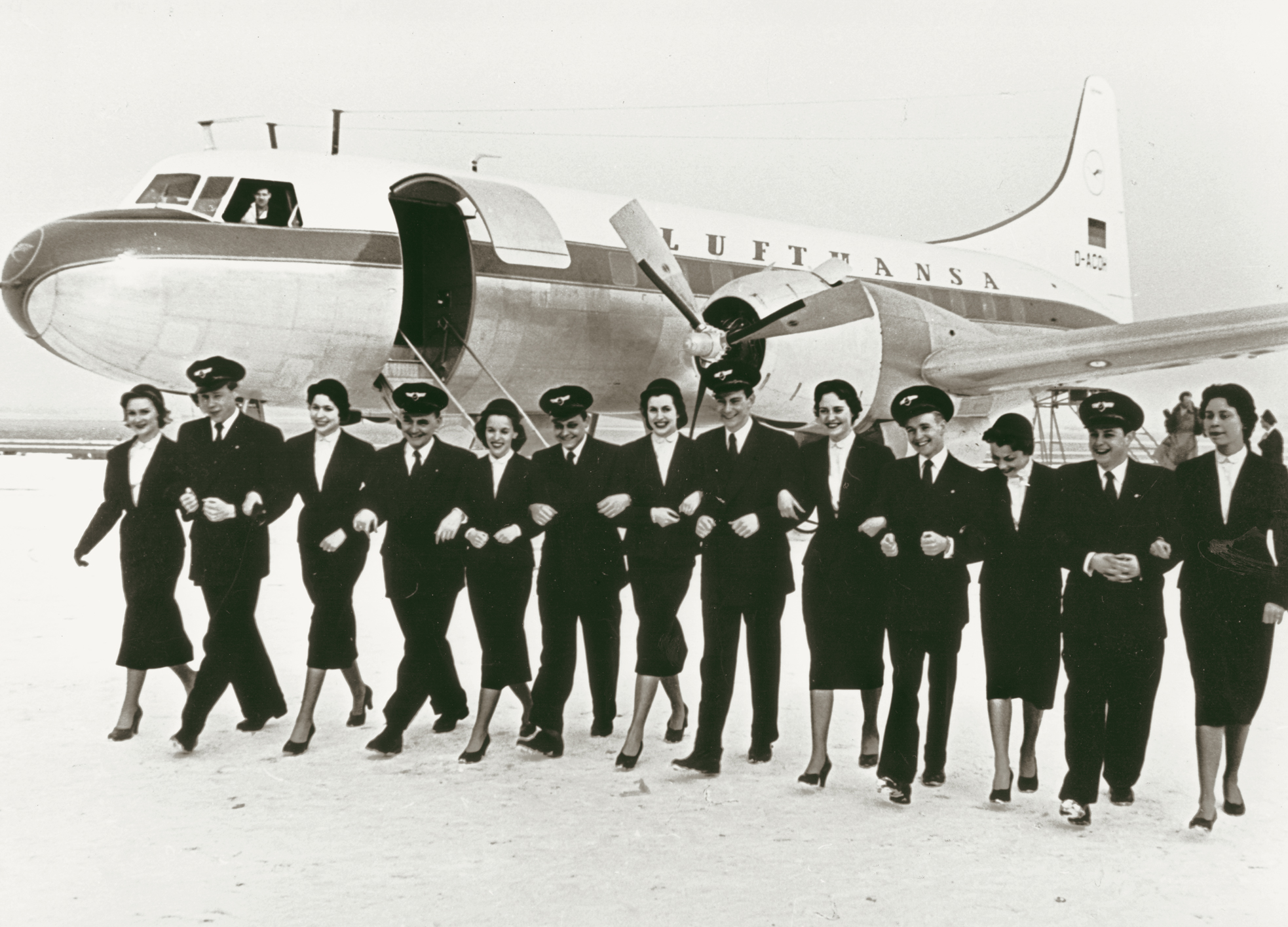 Der erste Flugbegleiterlehrgang fand vom 3. Januar bis 12. Februar 1955 statt.