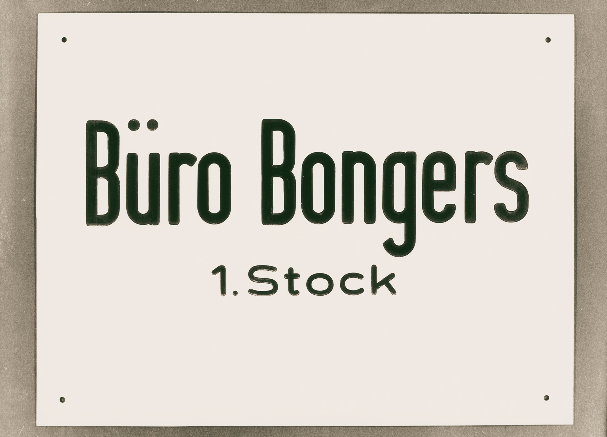 Das Türschild des „Büro Bongers“ in Köln.