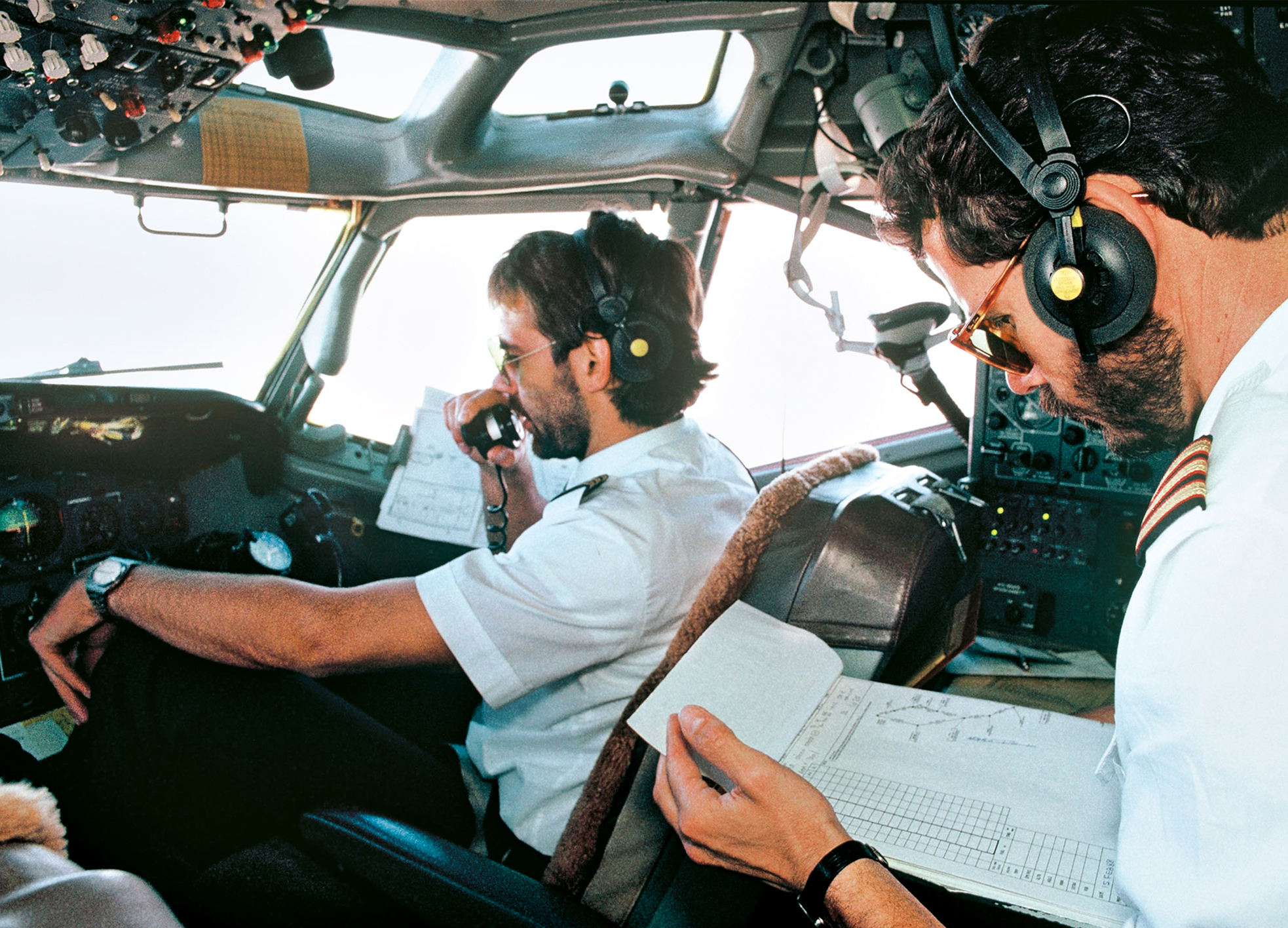 Zusammenarbeit im Cockpit: Copilot und Flugingenieur.