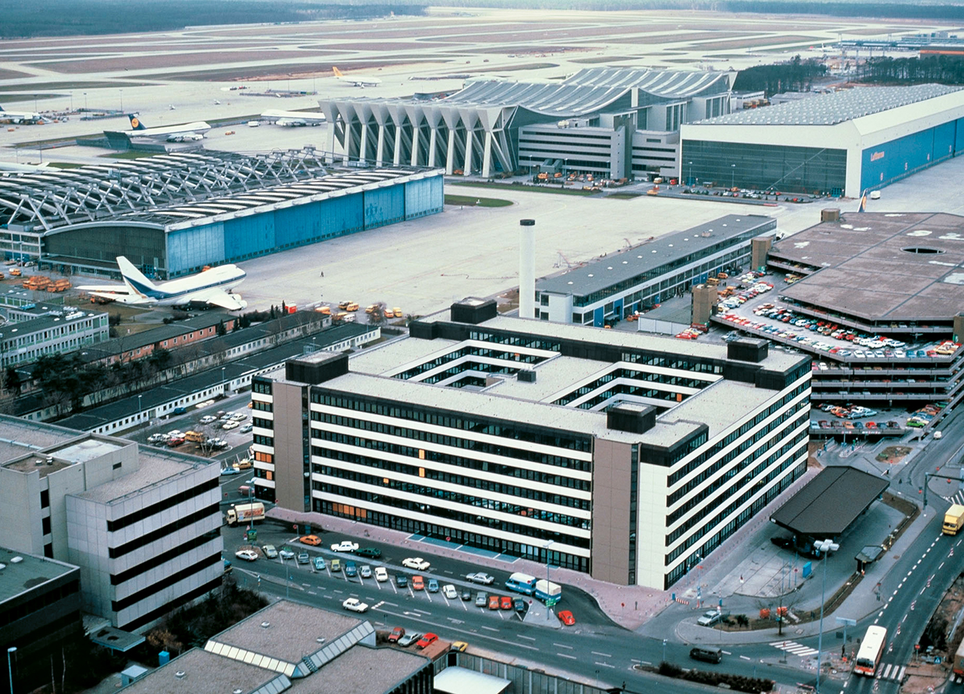 Durchgreifende Veränderungen hatten Auswirkungen: Abteilungen aus Köln zogen ins Bürogebäude III (1) auf der Lufthansa-Basis in Frankfurt um. Hamburg (2) blieb Hauptstandort der Lufthansa-Technik. Die Maßnahmen waren Tagesordnungspunkt bei der Betriebsversammlung in der Hauptverwaltung Köln am 6. Oktober 1986 (3).