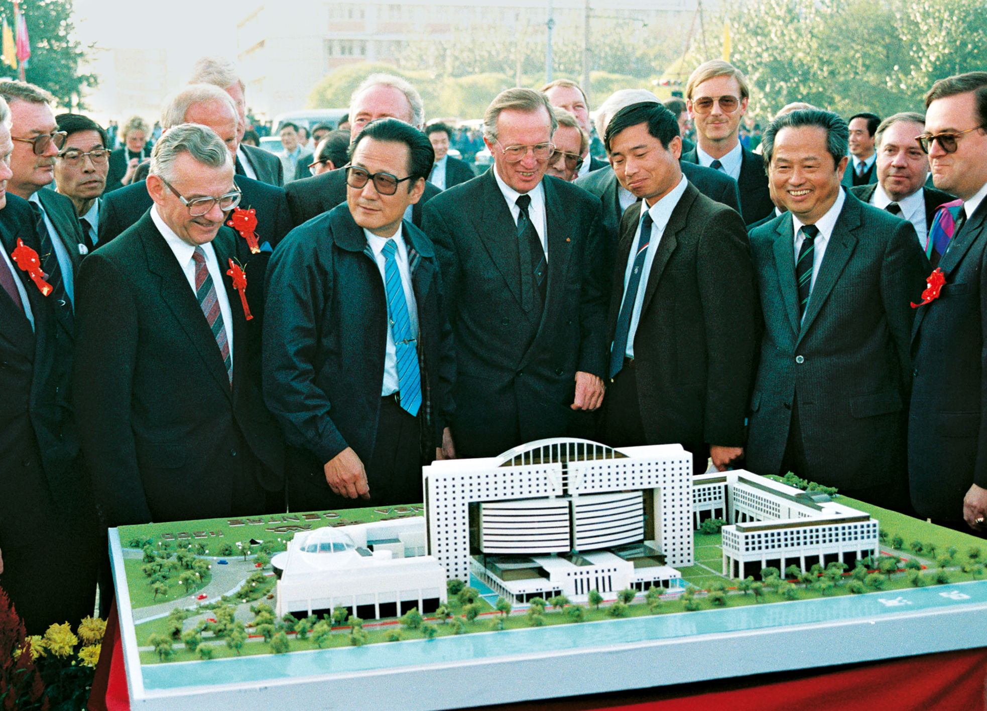 Am 6. Oktober 1988 wurde der Grundstein für das Bejing Lufthansa Center gelegt: Heinz Ruhnau, Vorstandsvorsitzender der Lufthansa, hier im Beisein von Vertretern der Stadt Peking.