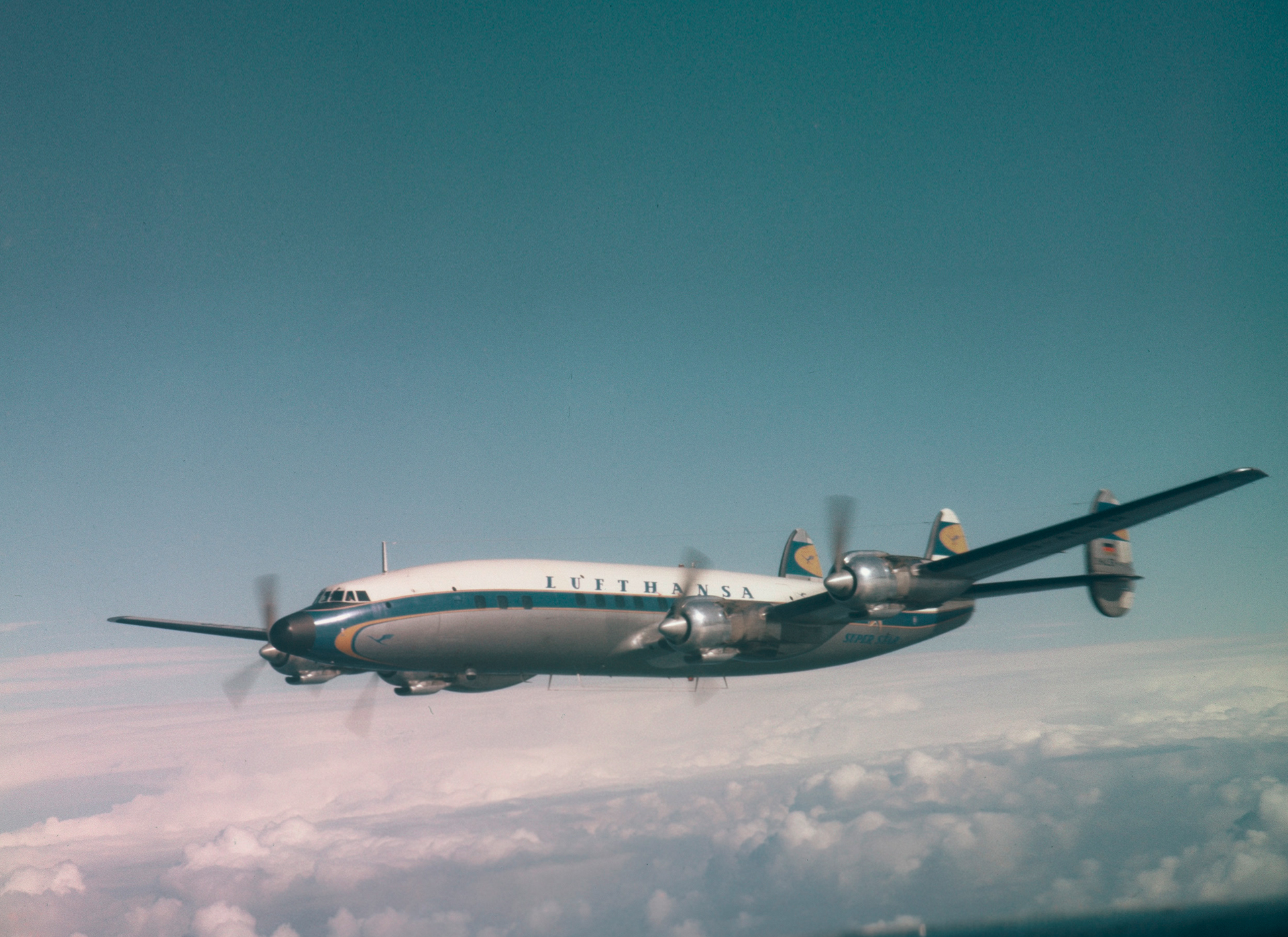 Deutsche Lufthansa Berlin-Stiftung kauft drei historische Lockheed L1649A „Super Star“, die von der Lufthansa Technik wieder flugfähig gemacht werden sollen.