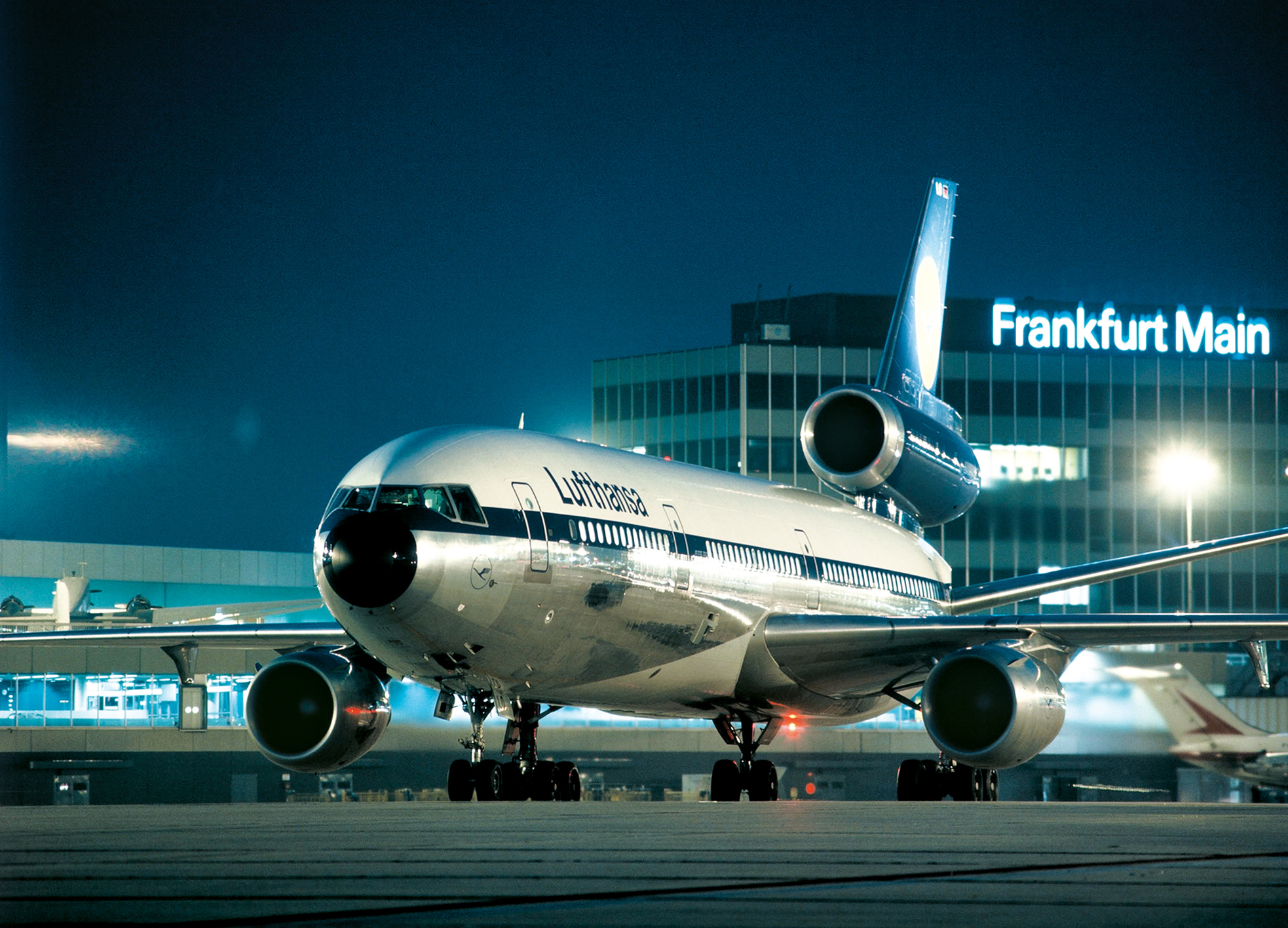 Eine Douglas DC 10 auf dem Vorfeld des Rhein-Main-Flughafens in Frankfurt.