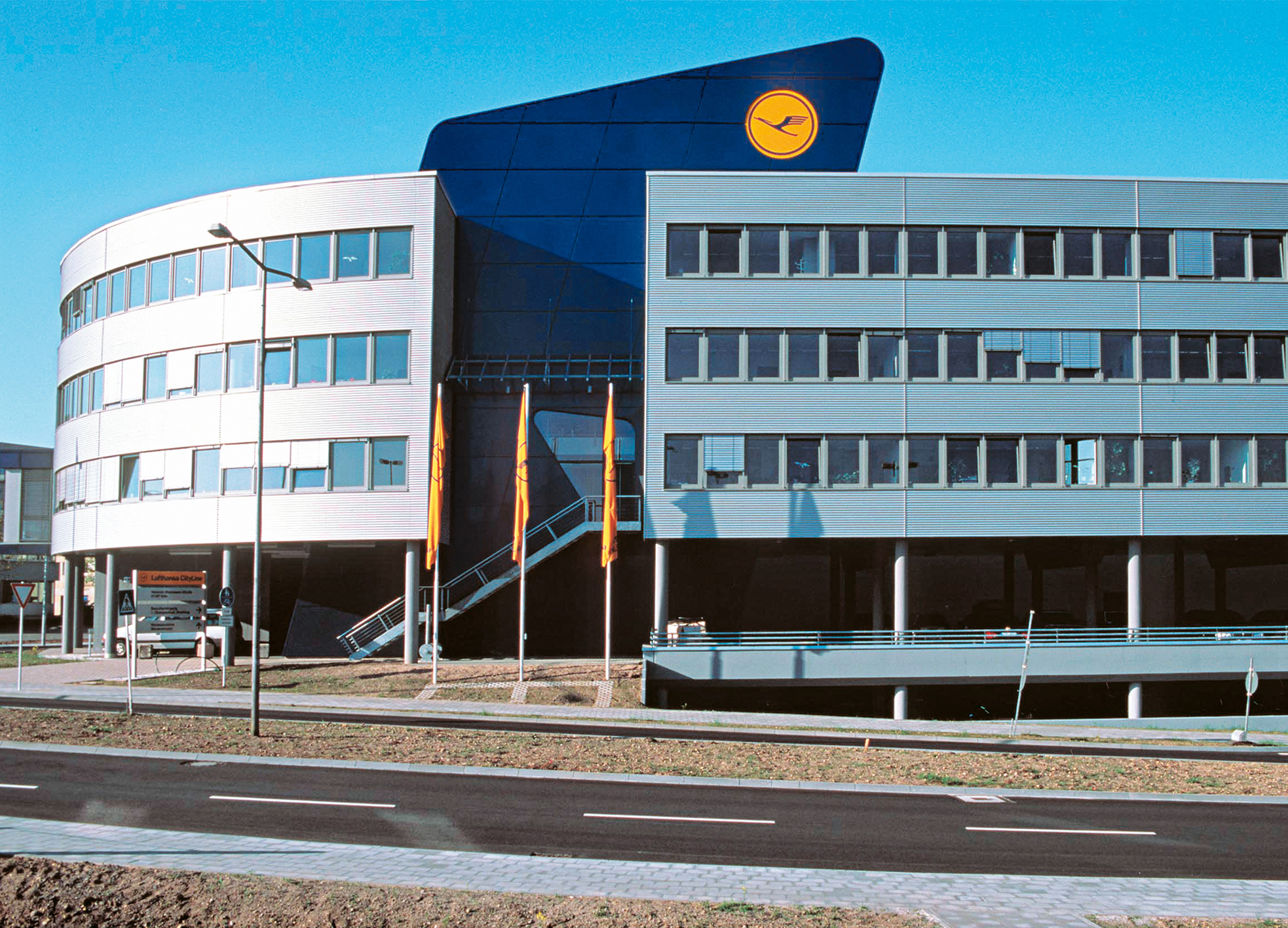 Lufthansa CityLine: als Regional-Carrier ein wesentlicher Bestandteil des Geschäftsfeldes Passage. Sitz des Unternehmens: das neue Bürogebäude am Flughafen Köln-Bonn.