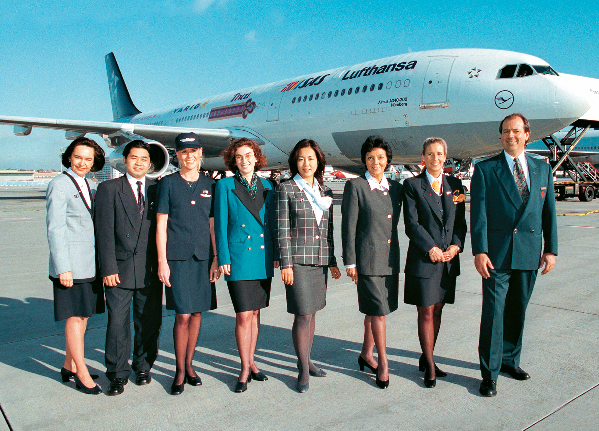 Mitarbeiter der mittlerweile neun Star-Alliance-Mitglieder im Oktober 1999 vor dem Lufthansa-Airbus A340-200, bemalt mit den Logos der Partner.