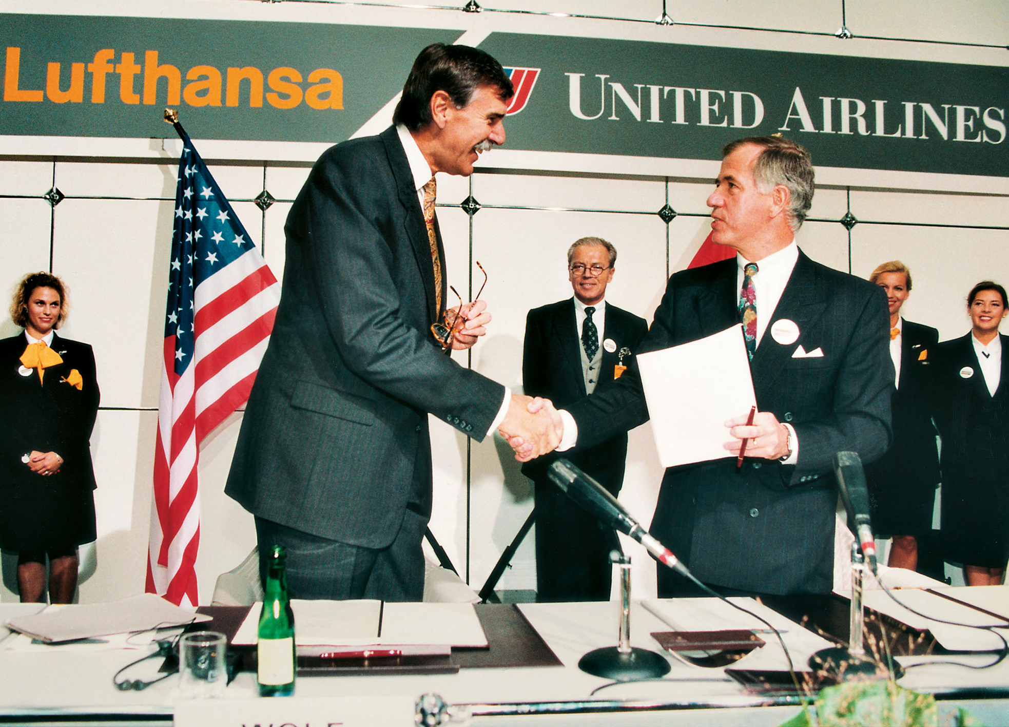 4. Oktober 1993: Vertragsunterzeichnung in Frankfurt am Main zwischen Stephen Wolf, Präsident der United Airlines, und Jürgen Weber, Vorstandsvorsitzender der Deutschen Lufthansa AG.