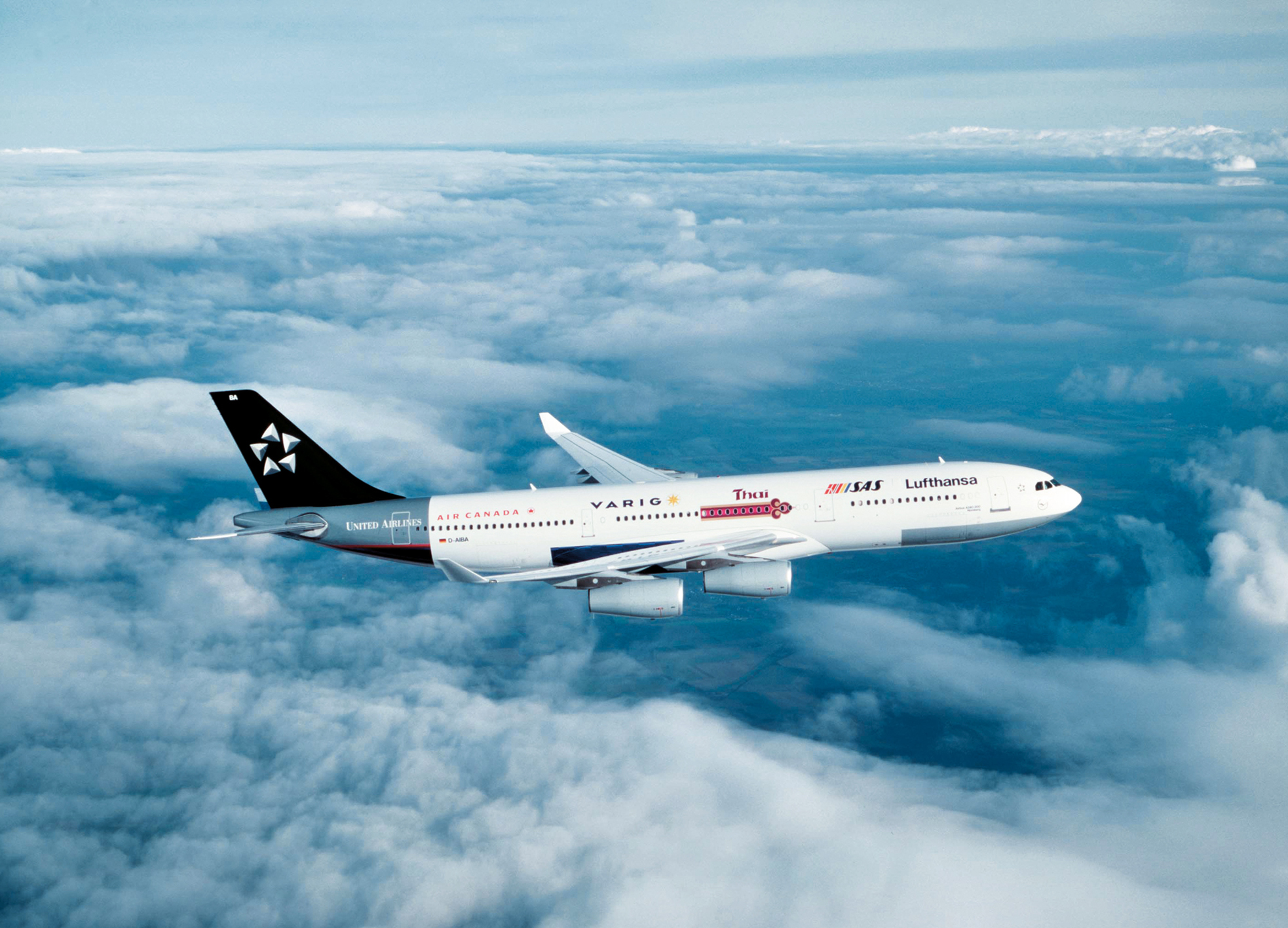 2001: Die Star Alliance besteht nun aus 13 Mitgliedsgesellschaften – der Lufthansa-Airbus A340-200 „Nürnberg“ mit der Sonderkennzeichnung „Star Alliance“.