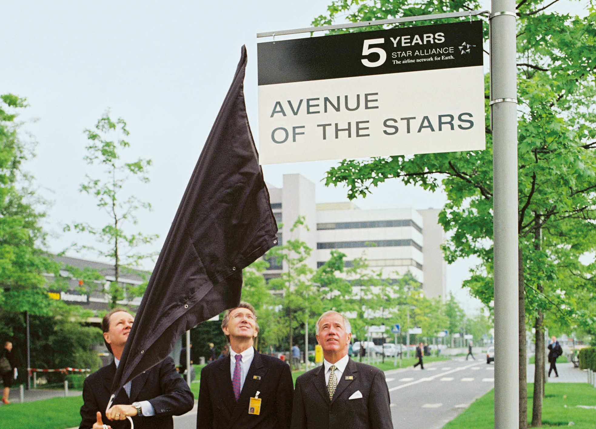 Avenue of the Stars: Jürgen Weber, Wolfgang Mayrhuber und Jaan Albrecht (v. r. n. l.) enthüllten das Straßenschild auf der Lufthansa-Basis in Frankfurt/Main anlässlich „5 Jahre Star Alliance“ am 13. Mai 2002.