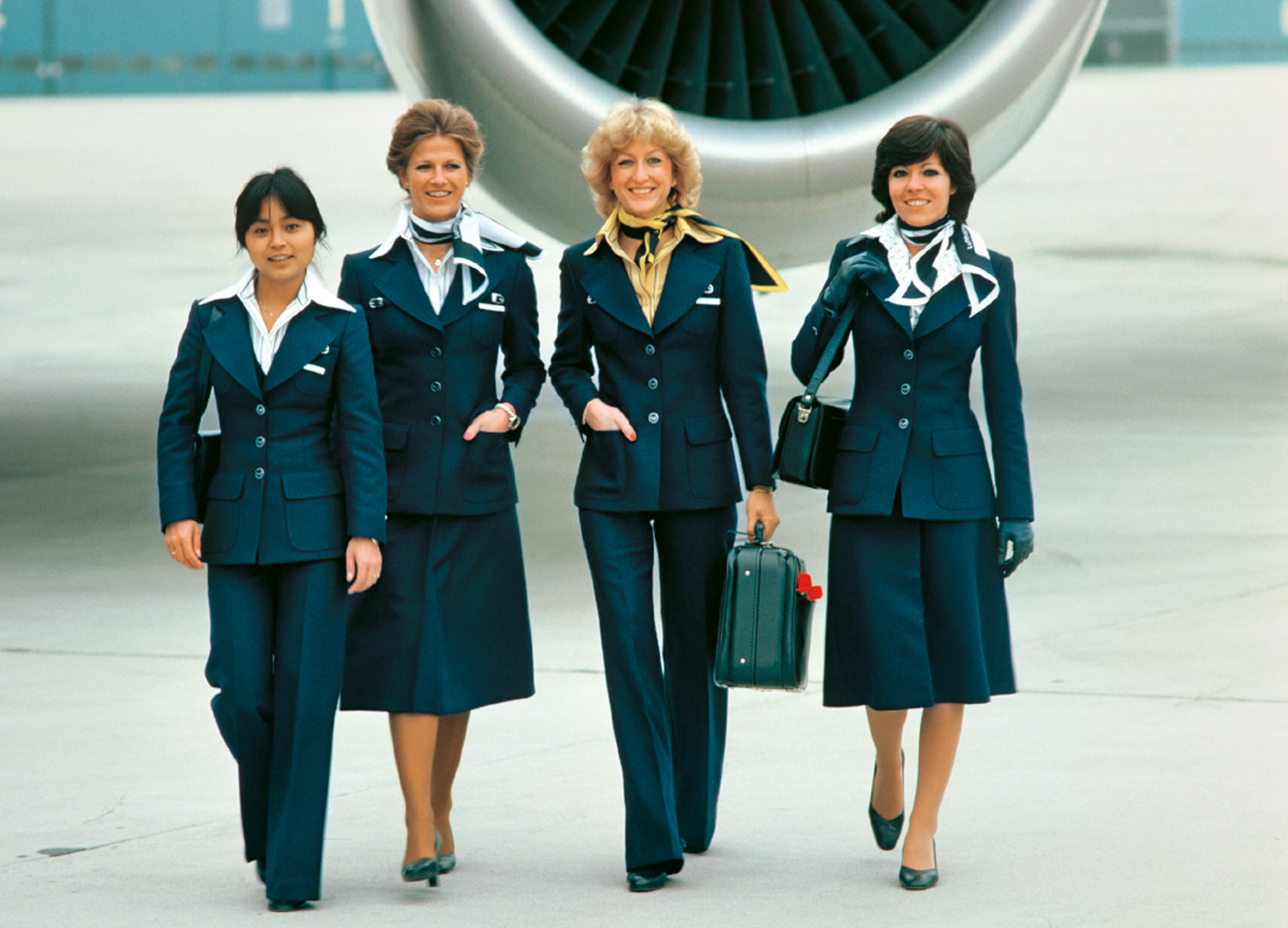 Vor dem Start: Lufthansa-Stewardessen auf dem Weg zum Flugzeug.
